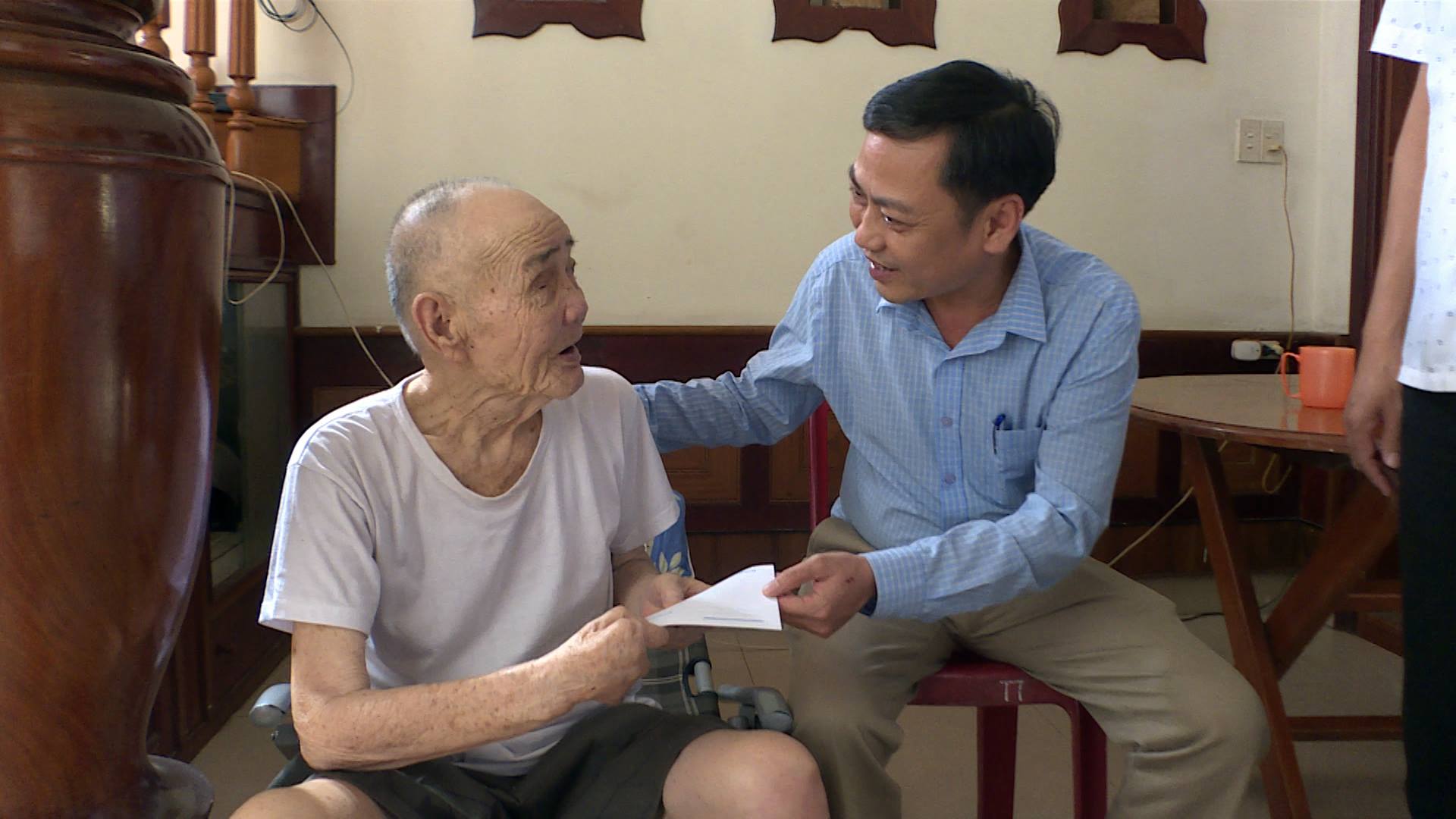 LÃNH ĐẠO UBND PHƯỜNG BÀN THẠCH THĂM, TẶNG QUÀ GIA ĐÌNH CHÍNH SÁCH, NGƯỜI CÓ CÔNG VỚI CÁCH MẠNG