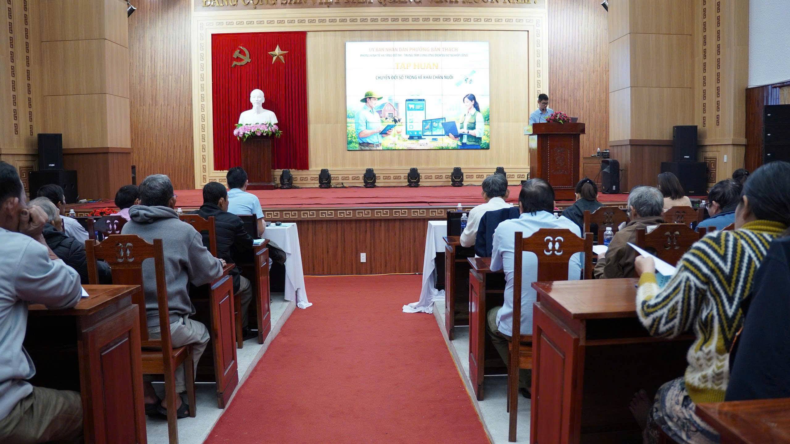 PHƯỜNG BÀN THẠCH TẬP HUẤN CHUYỂN ĐỔI SỐ TRONG KÊ KHAI HOẠT ĐỘNG CHĂN NUÔI NĂM 2025