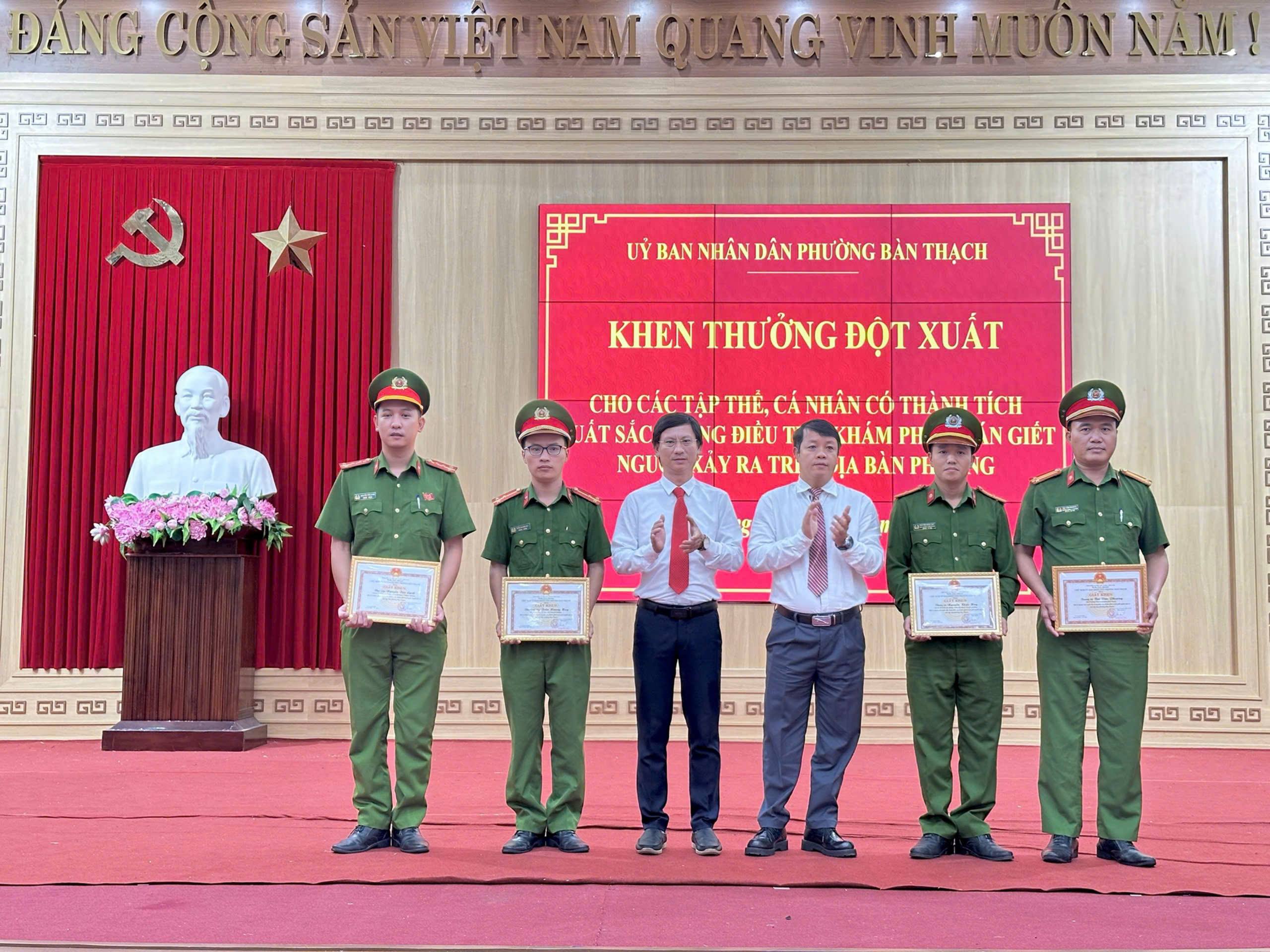 PHƯỜNG BÀN THẠCH TỔ CHỨC LỄ CHÀO CỜ THÁNG 5