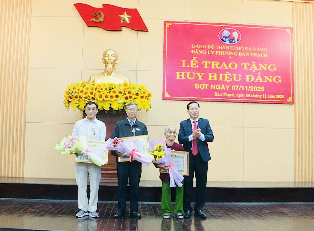 Đảng ủy phường Bàn Thạch trao Huy hiệu Đảng cho 26 đảng viên