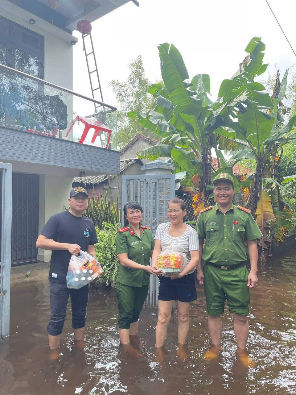 Lực lượng Công an phường Bàn Thạch kịp thời hỗ trợ bà con bị ngập lụt