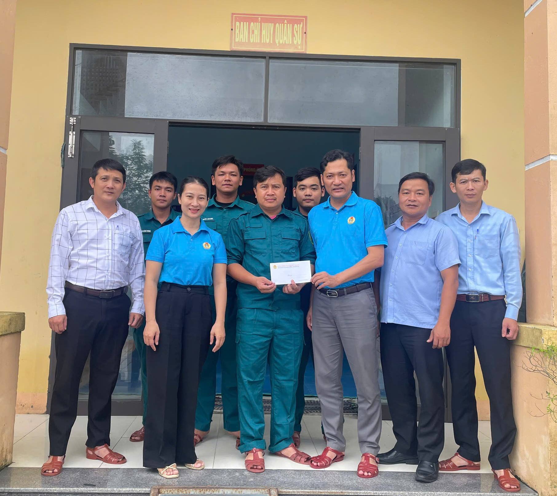 Công đoàn phường Bàn Thạch thăm, động viên lực lượng tuyến đầu hỗ trợ nhân dân trong mưa lũ