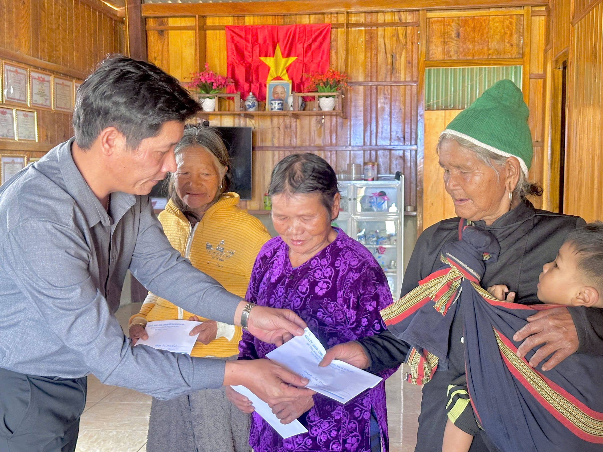 LÃNH ĐẠO XÃ HÙNG SƠN THĂM, TẶNG QUÀ CÁC ĐỐI TƯỢNG CHÍNH SÁCH NHÂN KỶ NIỆM 79 NĂM NGÀY THƯƠNG BINH - LIỆT SĨ