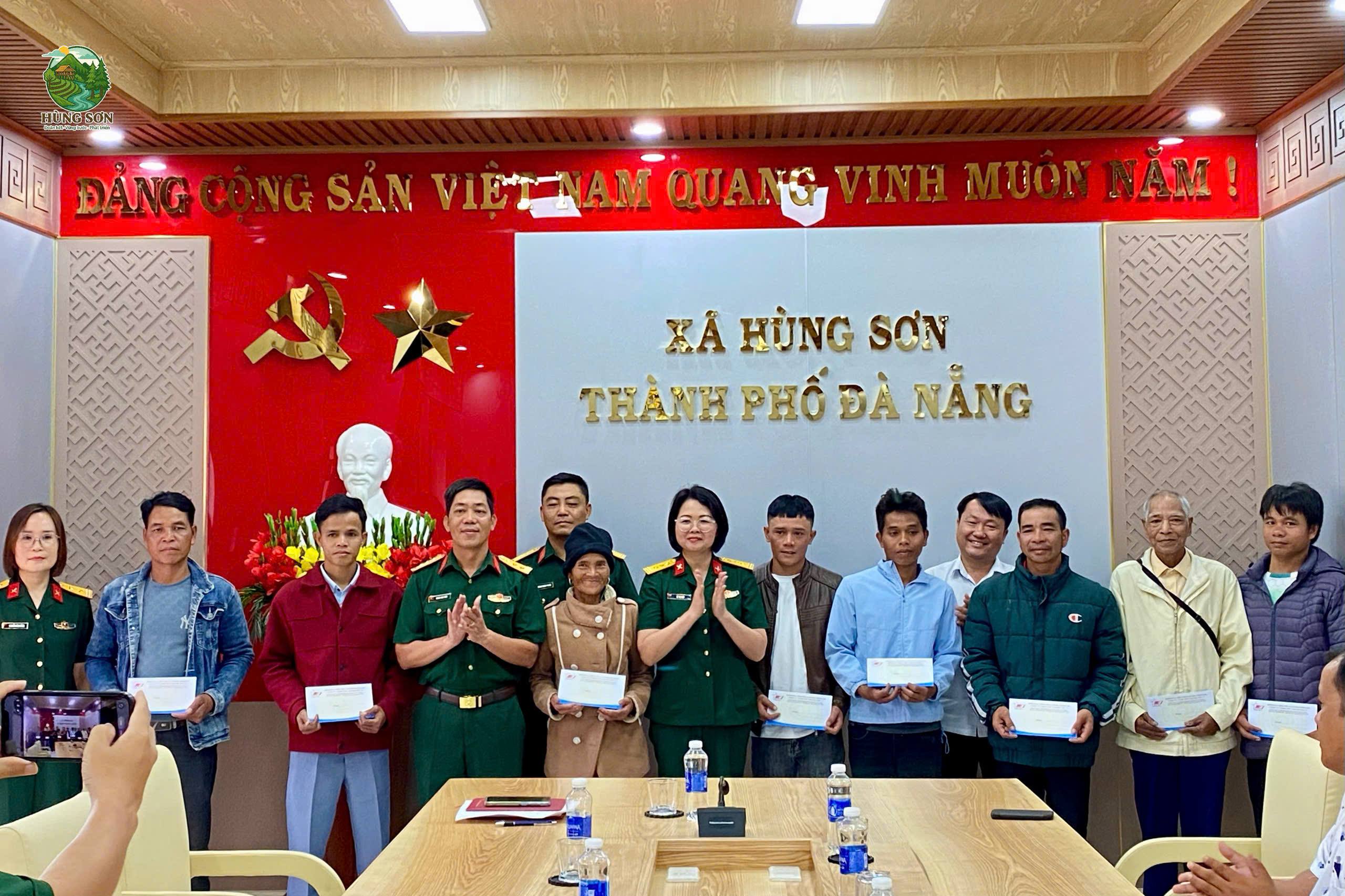 BINH ĐOÀN 12 – TỔNG CÔNG TY XÂY DỰNG TRƯỜNG SƠN THĂM, TẶNG QUÀ CHO NGƯỜI CÓ CÔNG VỚI CÁCH MẠNG TẠI XÃ HÙNG SƠN