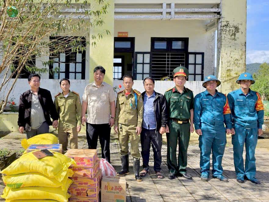 ẤM TÌNH HỮU NGHỊ NƠI BIÊN GIỚI VIỆT - LÀO