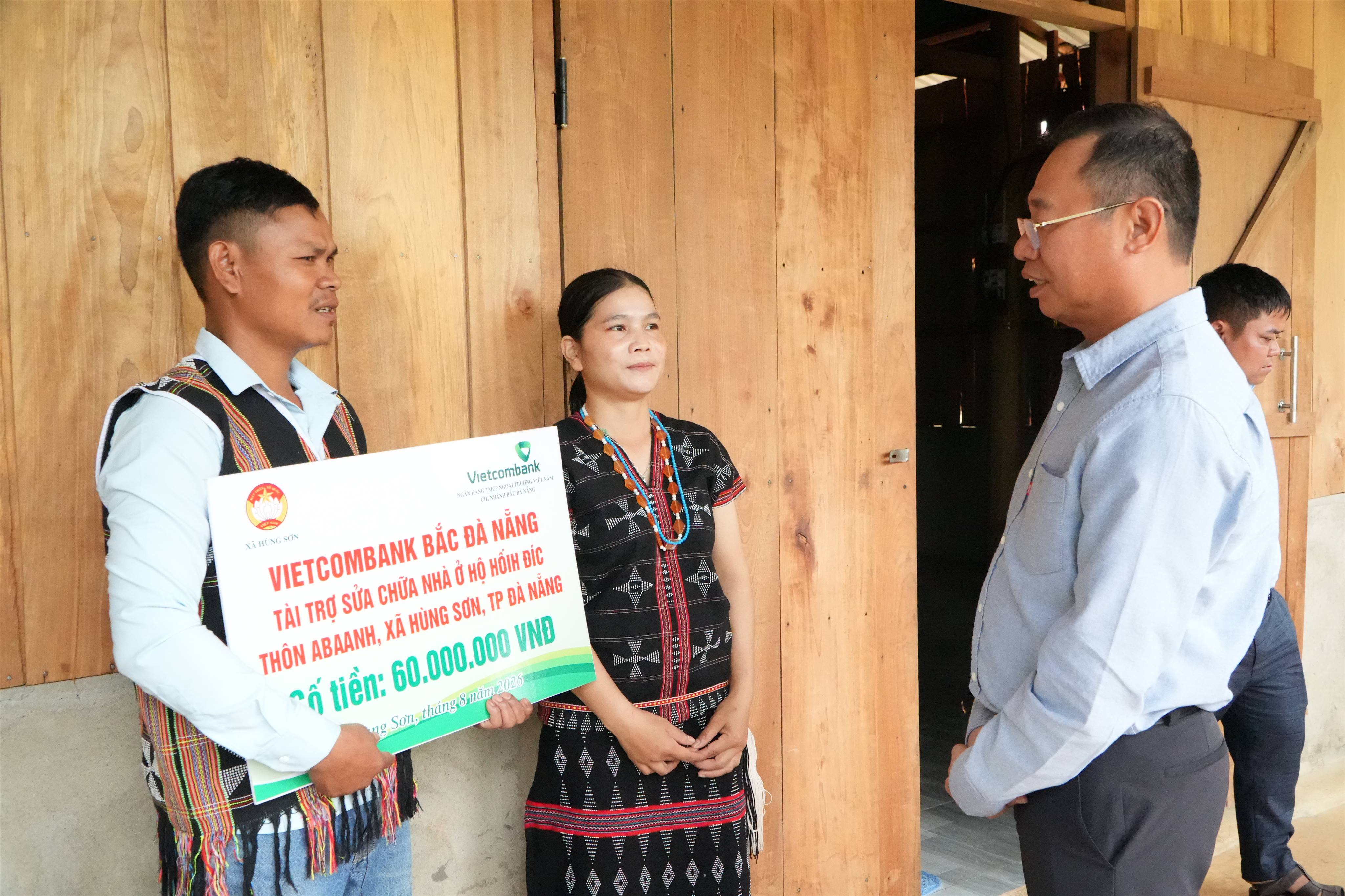 ĐOÀN CÔNG TÁC THÀNH ỦY ĐÀ NẴNG TRAO HỖ TRỢ AN SINH CHO NGƯỜI DÂN XÃ HÙNG SƠN