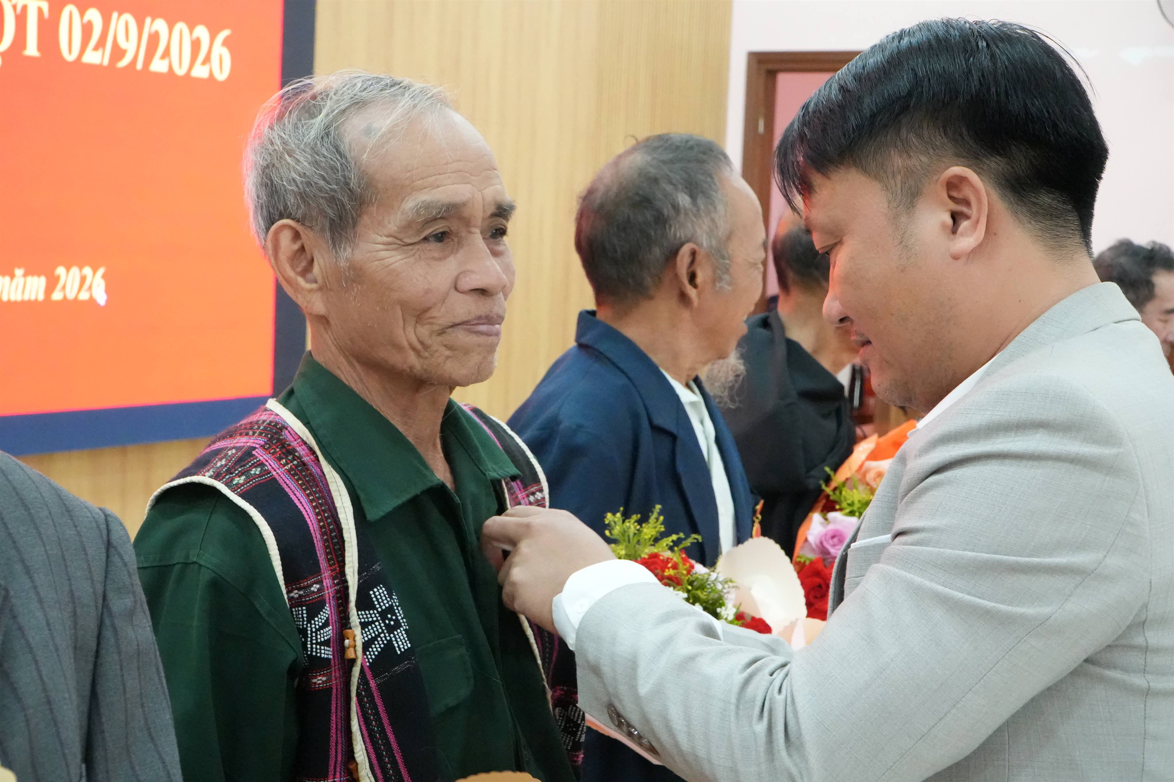 ĐẢNG BỘ XÃ HÙNG SƠN TRAO TẶNG HUY HIỆU ĐẢNG ĐỢT 02/9/2026 CHO 29 ĐẢNG VIÊN