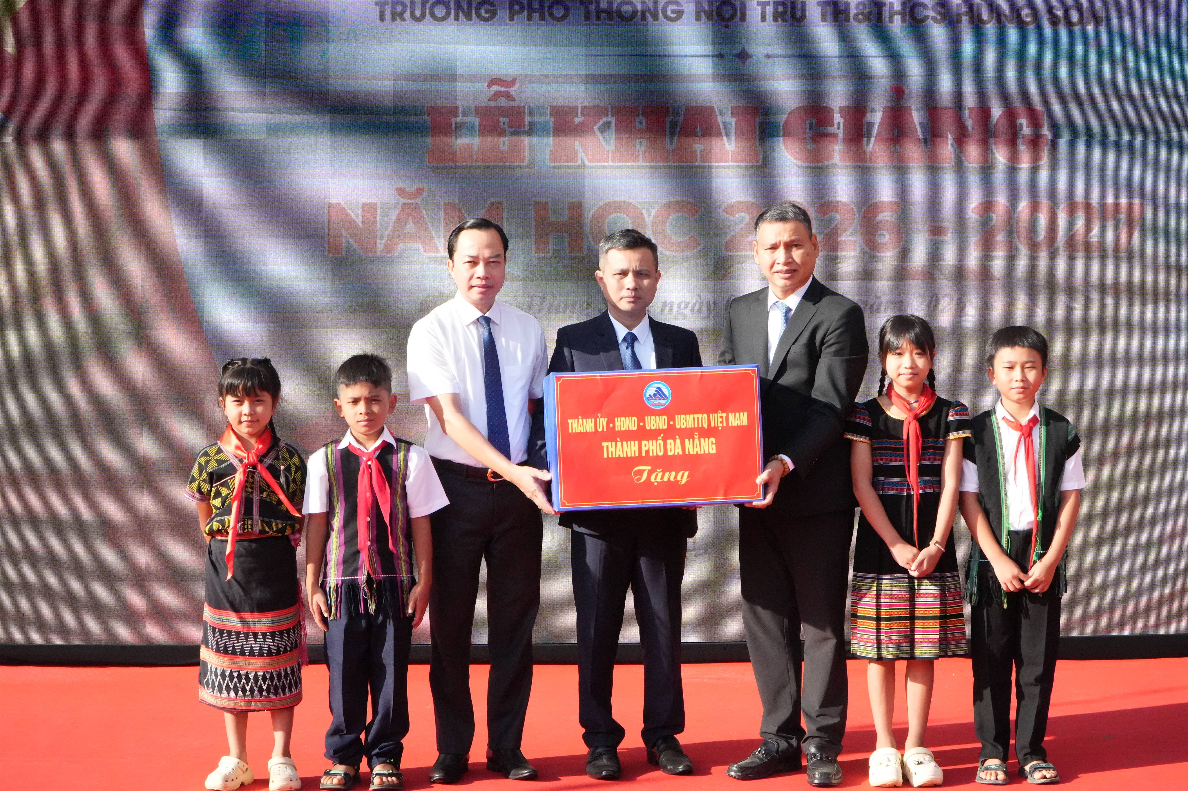 KHAI GIẢNG NĂM HỌC ĐẦU TIÊN TẠI TRƯỜNG PHỔ THÔNG NỘI TRÚ TIỂU HỌC VÀ THCS HÙNG SƠN