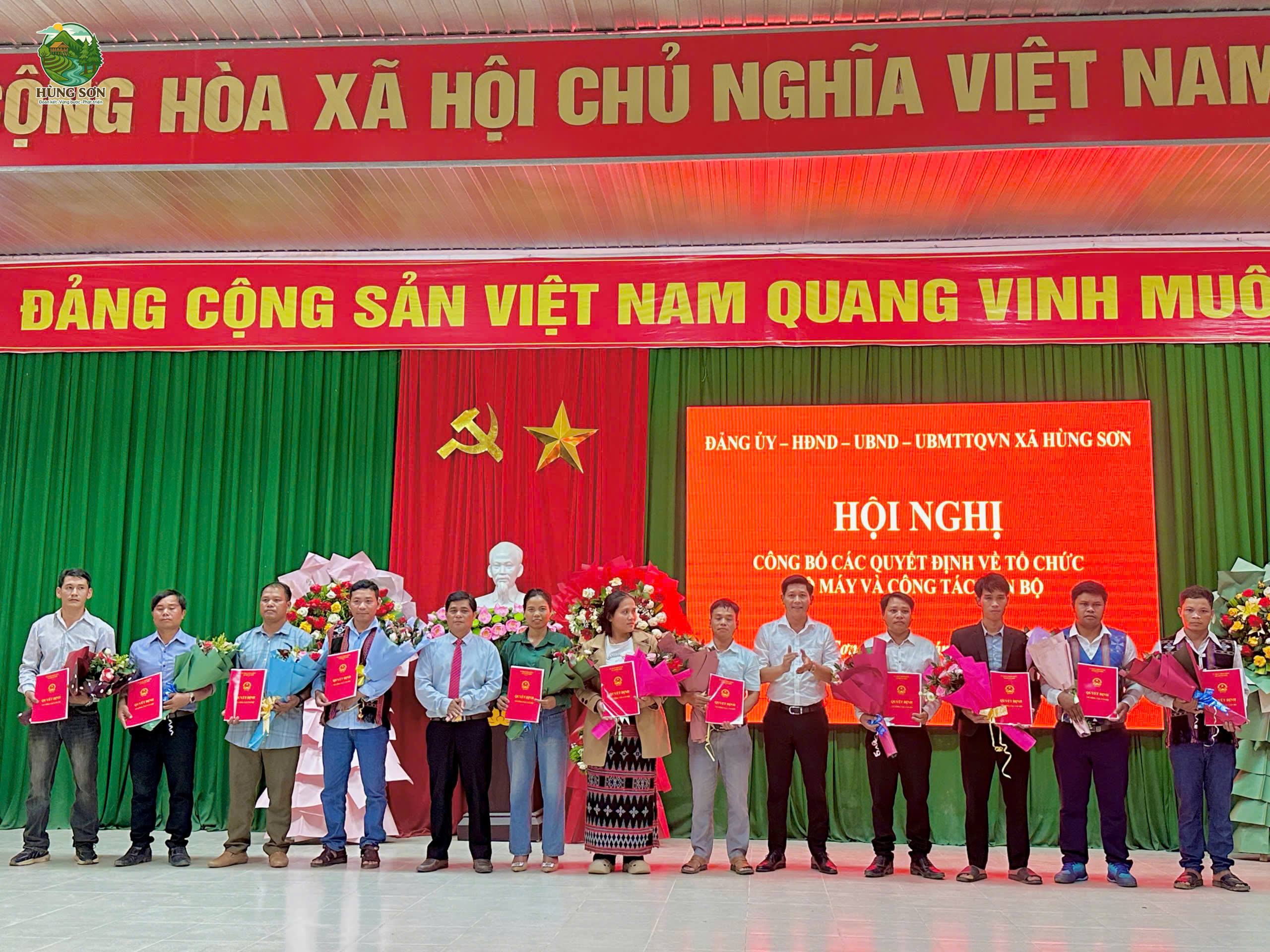 XÃ HÙNG SƠN CÔNG BỐ CÁC QUYẾT ĐỊNH VỀ TỔ CHỨC BỘ MÁY, CÔNG TÁC CÁN BỘ VÀ KIỆN TOÀN CÁC CHỨC DANH Ở THÔN