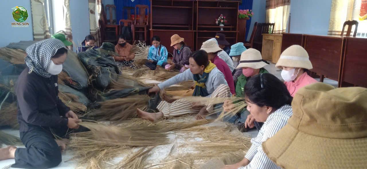 PHỤ NỮ THÔN TR’HY TÍCH CỰC HỌC NGHỀ LÀM CHỔI ĐÓT, NHÂN RỘNG MÔ HÌNH SINH KẾ BỀN VỮNG
