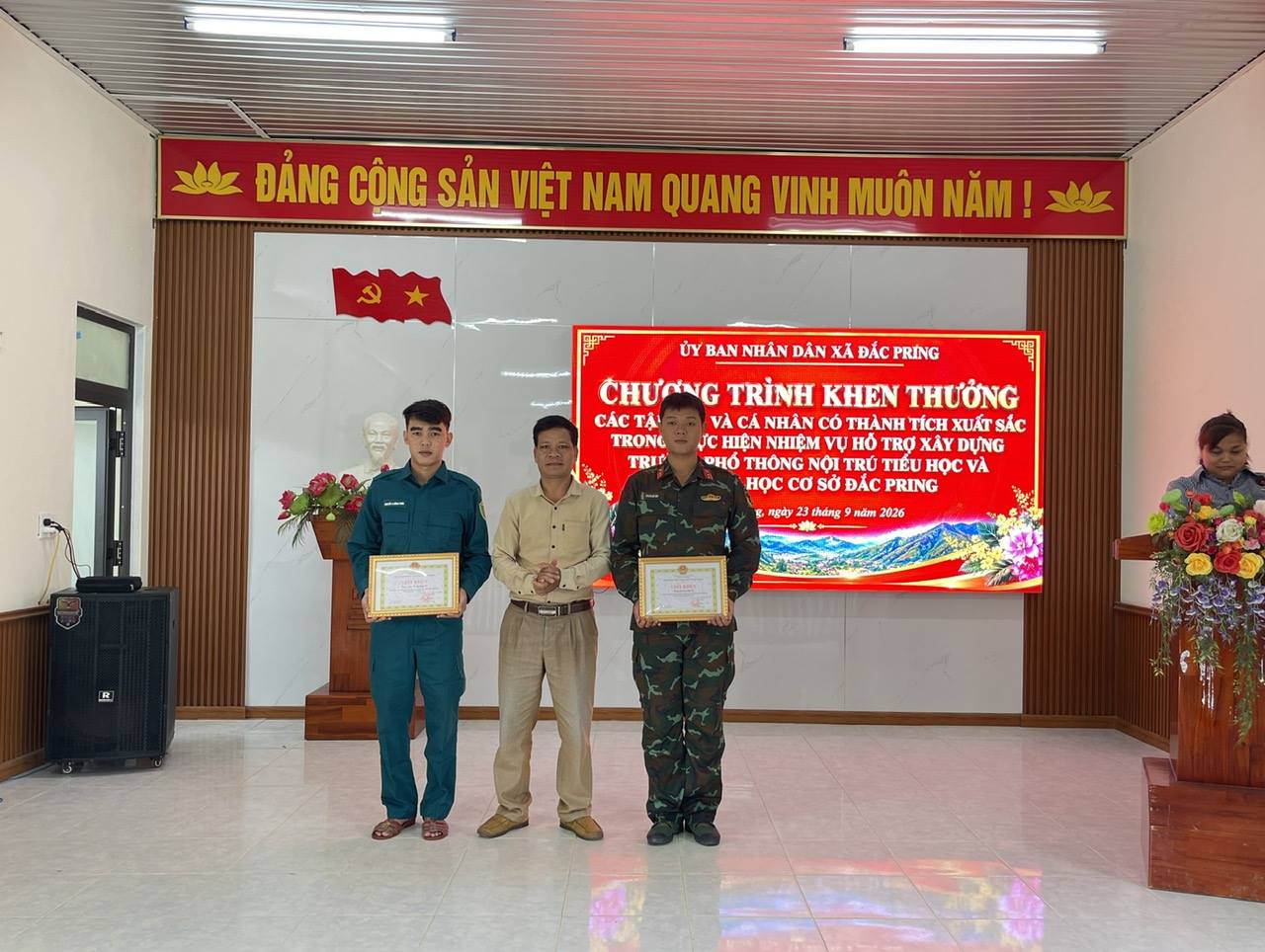 ĐẮC PRING TRAO TẶNG GIẤY KHEN CHO CÁC TẬP THỂ, CÁ NHÂN CÓ THÀNH TÍCH TRONG HỖ TRỢ XÂY DỰNG TRƯỜNG PHỔ THÔNG NỘI TRÚ TIỂU HỌC VÀ THCS ĐẮC PRING