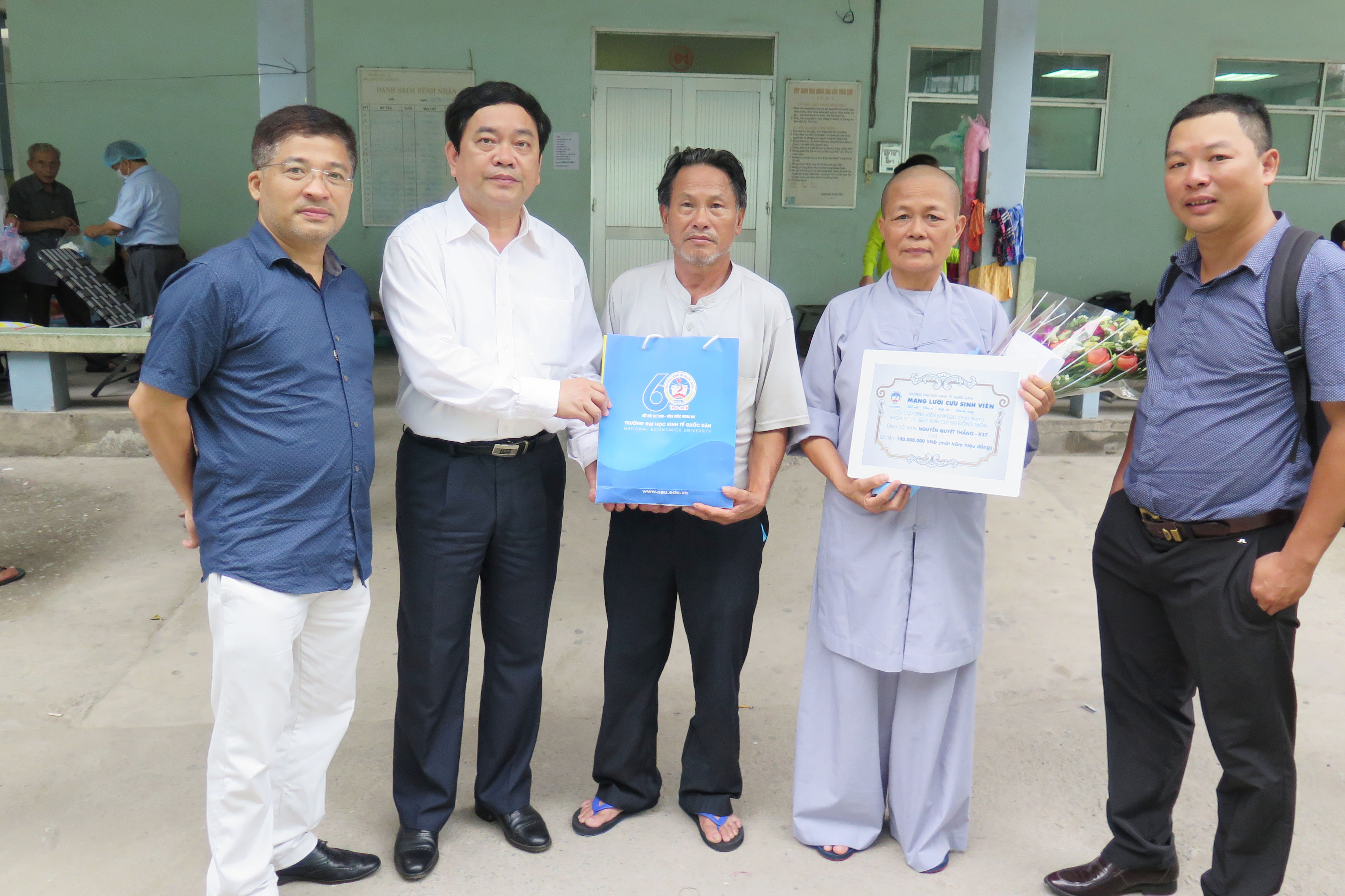 GS.TS Trần Thọ Đạt - Hiệu trưởng, Chủ tịch Ban điều hành Mạng lưới Cựu sinh viên thăm và tặng quà cựu sinh viên Nguyễn Quyết Thắng 