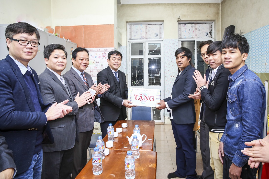 LÃNH ĐẠO NHÀ TRƯỜNG THĂM VÀ CHÚC TẾT SINH VIÊN KÍ TÚC XÁ