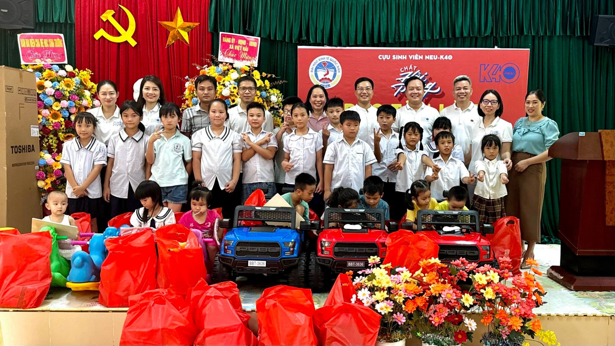 Cựu sinh viên khóa 40 Hải Phòng tặng quà cho 31 học sinh Trường Tiểu học Việt Hải - huyện đảo Cát Hải – thành phố Hải Phòng