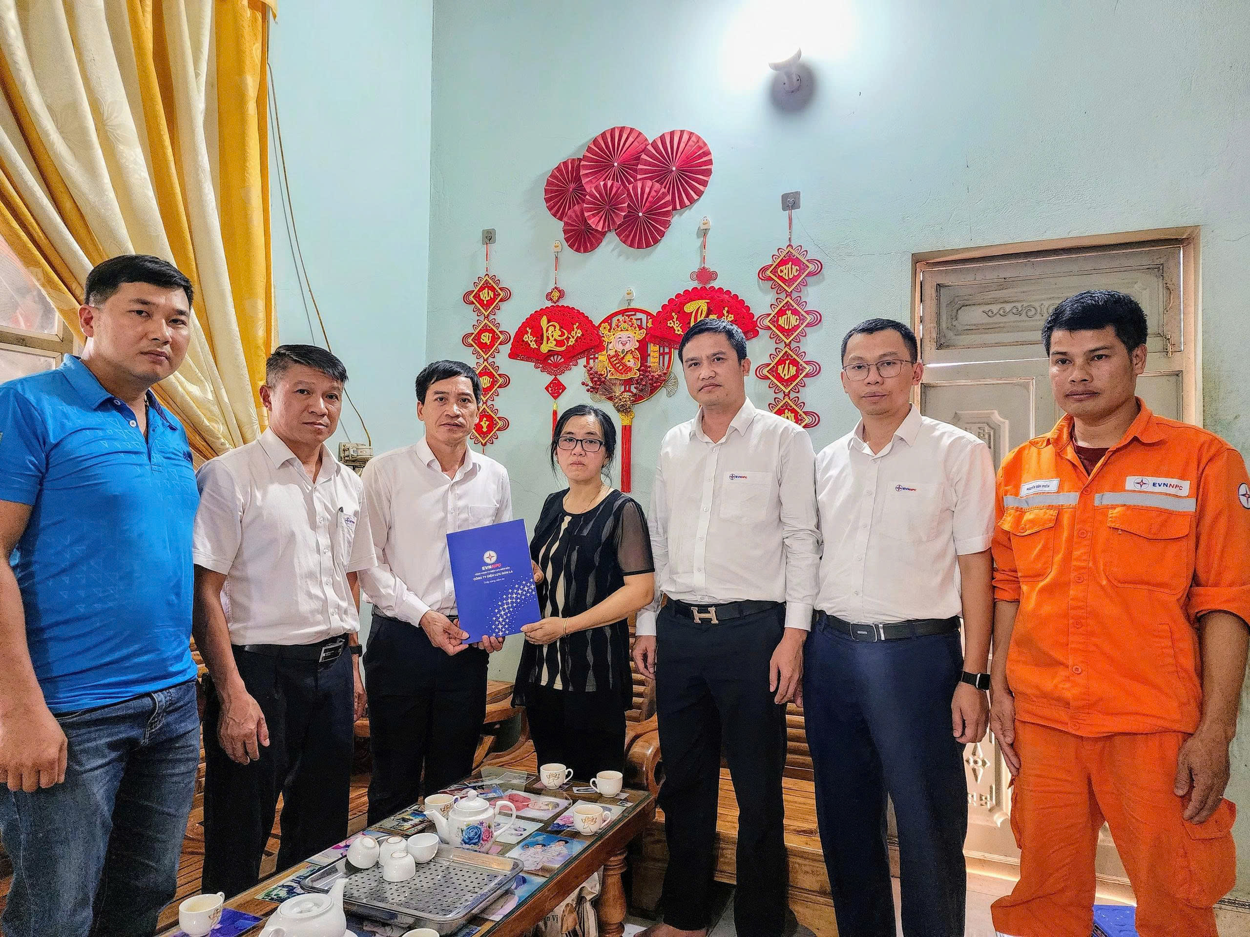 Công đoàn Công ty Điện lực Sơn La thăm hỏi, hỗ trợ gia đình công nhân