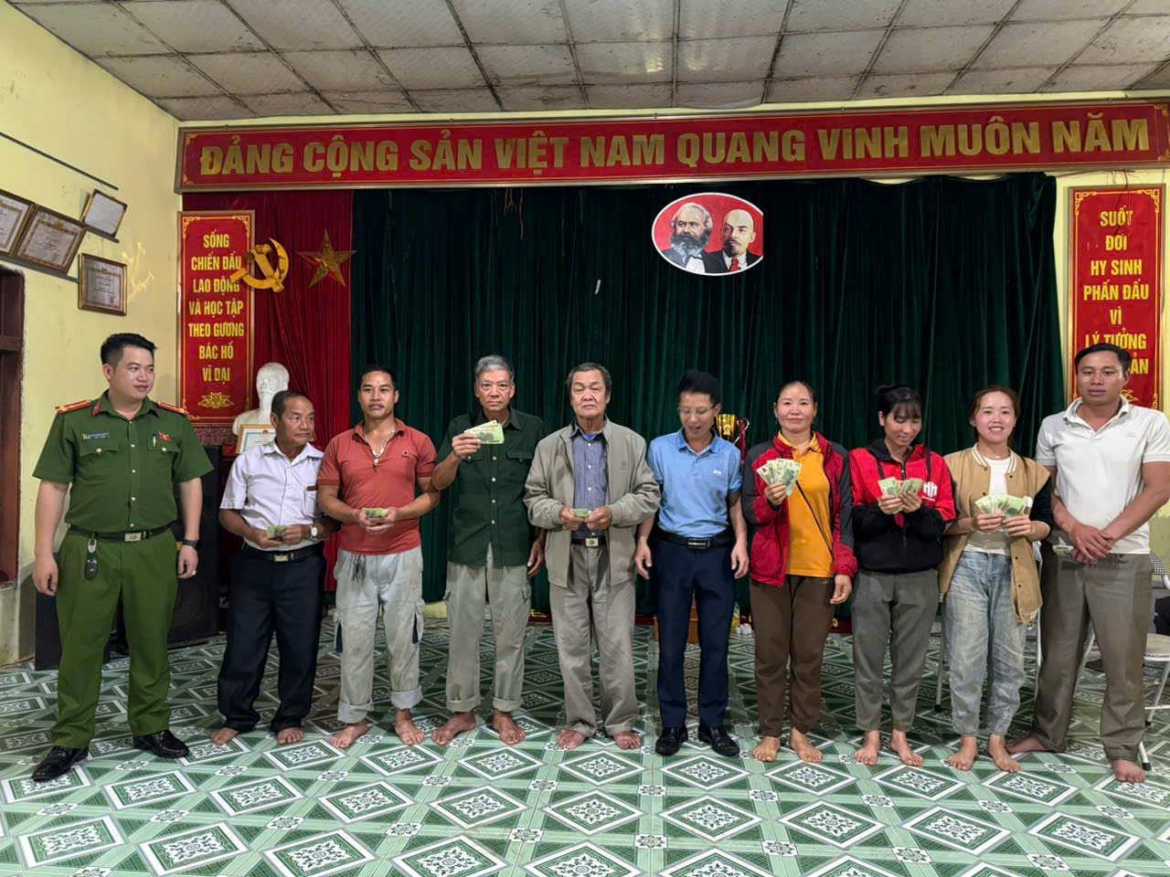 Xã Vân Hồ thực hiện chi trả chế độ chính sách tặng quà nhân dân nhân dịp kỷ niệm 80 năm Cách mạng tháng Tám và Quốc khánh 2/9