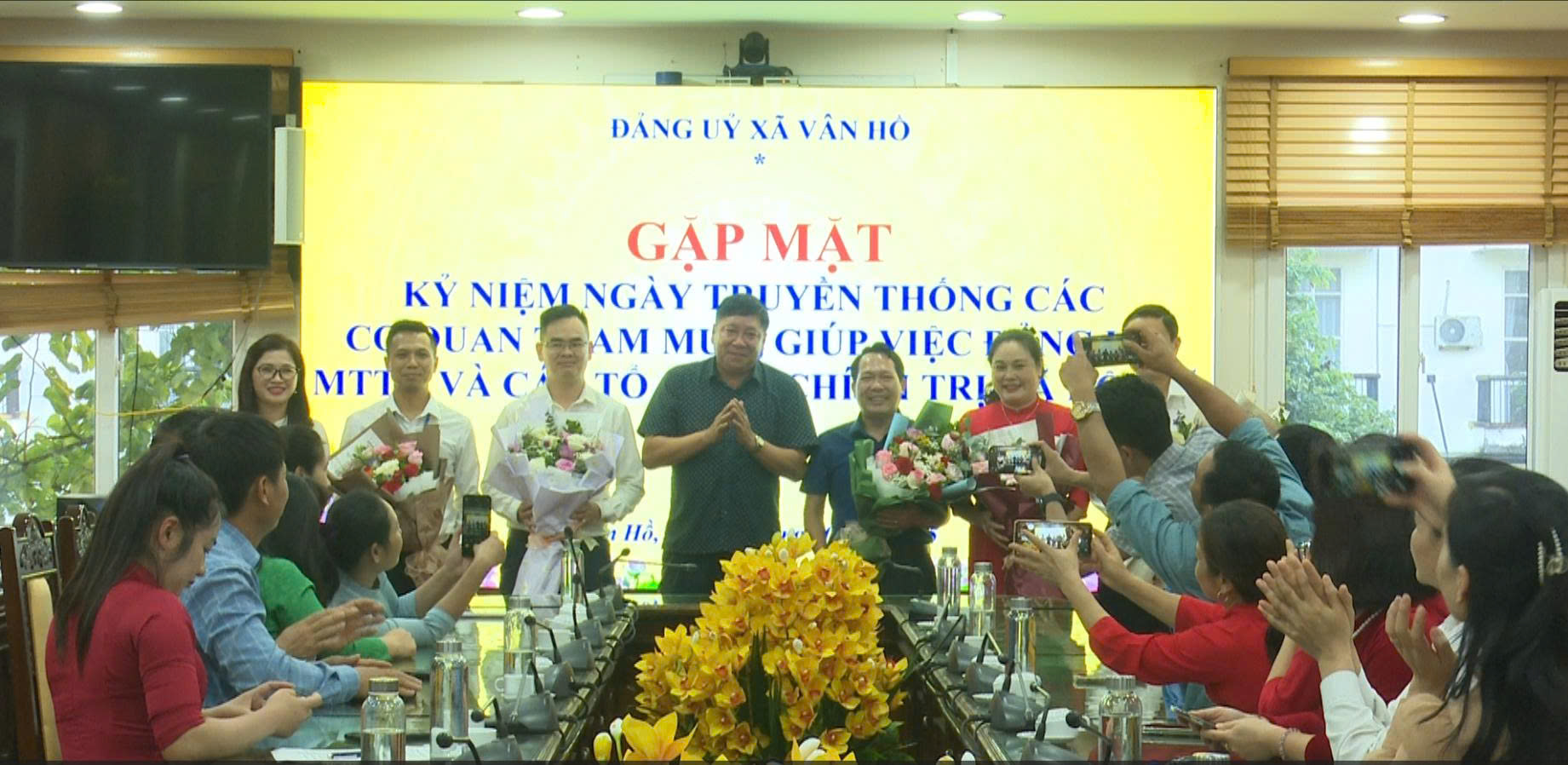 Xã Vân Hồ gặp mặt kỷ niệm Ngày truyền thống các cơ quan tham mưu, giúp việc Đảng ủy, MTTQ và các tổ chức chính trị xã hội xã.