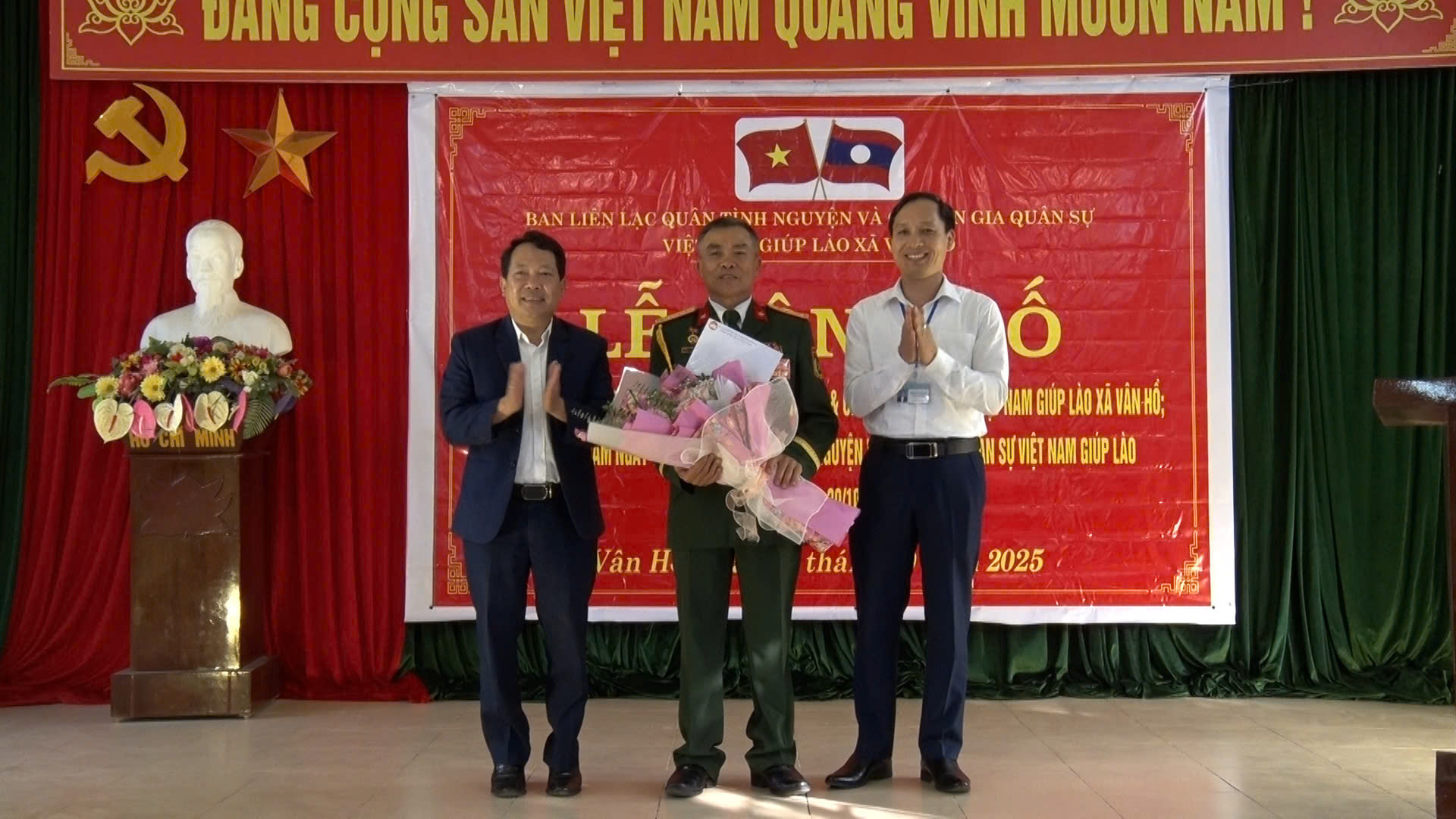 Lễ công bố Quyết định thành lập Ban liên lạc Quân tình nguyện và Chuyên gia Quân sự Việt Nam giúp Lào xã Vân Hồ