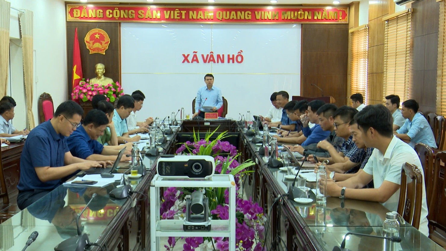 Đòng chí Đặng Ngọc Hậu - Phó chủ tịch UBND tỉnh làm việc với lãnh đạo xã Vân Hồ, Tô Múa