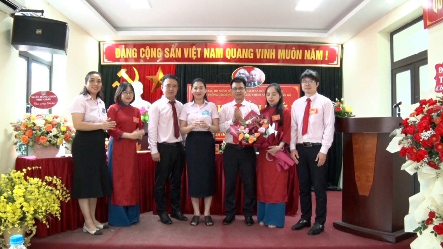 Đại hội chi bộ Phòng Giao dịch NHCSXH Vân Hồ, lần thứ nhất nhiệm kỳ 2025 - 2027