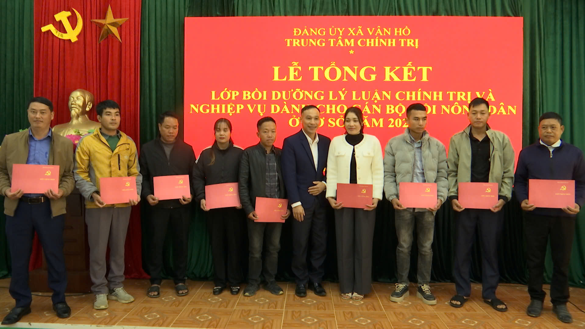 Bế giảng lớp bồi dưỡng lý luận chính trị và nghiệp vụ dành cho cán bộ Hội nông dân cơ sỏ năm 2025