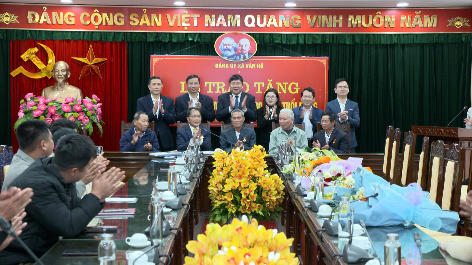 Trao huy hiệu Đảng tại Đảng bộ xã Vân Hồ