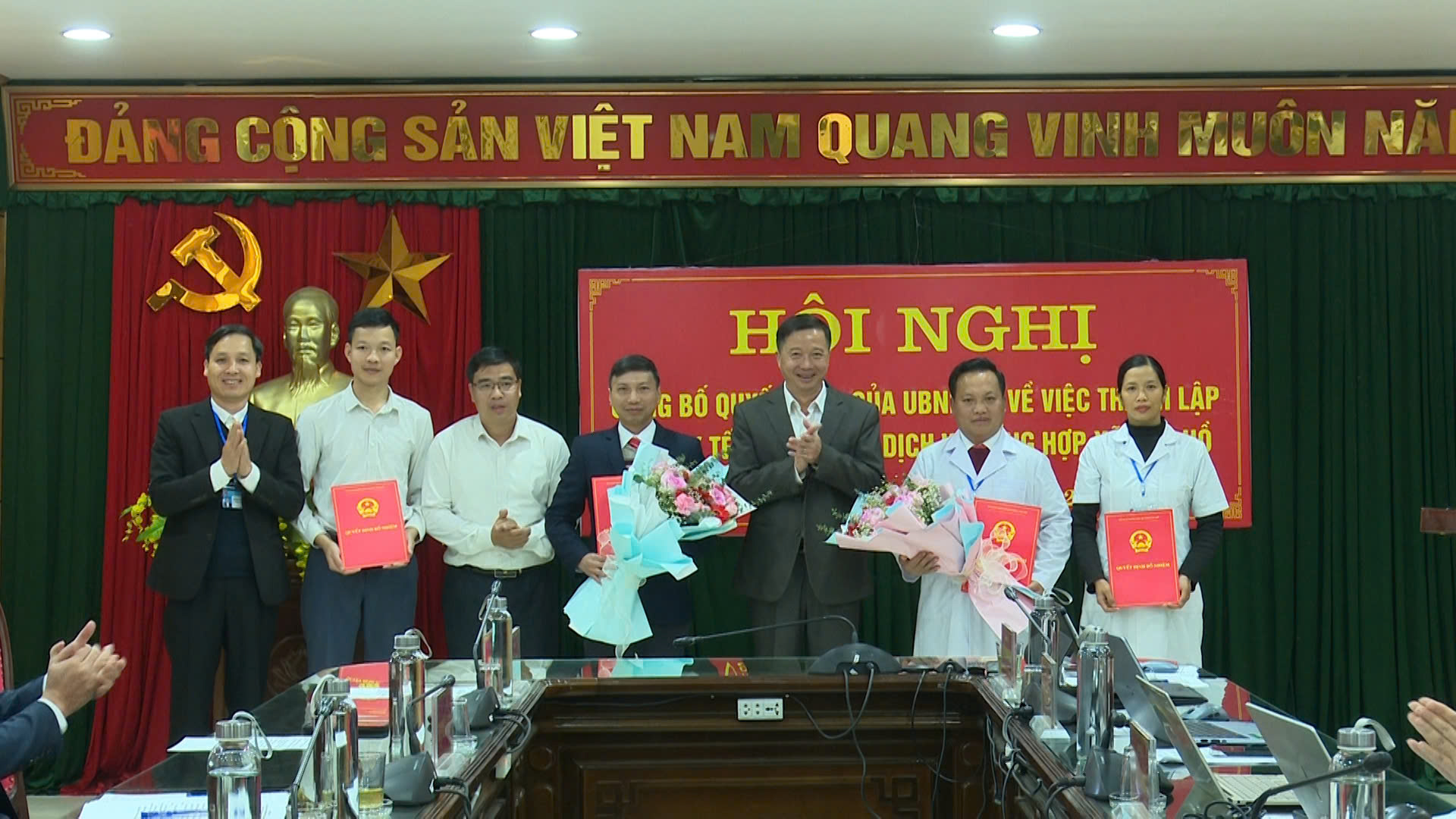 Vân Hồ công bố Quyết định thành lập Trạm Y tế và Trung tâm Dịch vụ tổng hợp