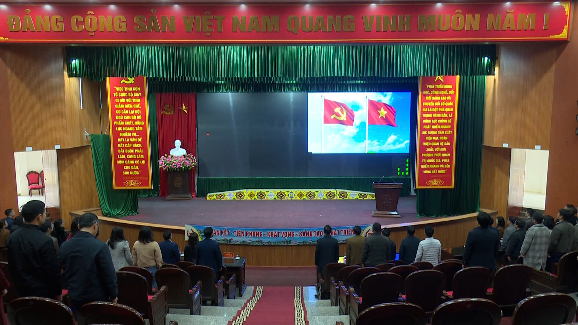 Xã Vân Hồ tổ chức sinh hoạt chính trị dưới cờ tháng 12 năm 2025