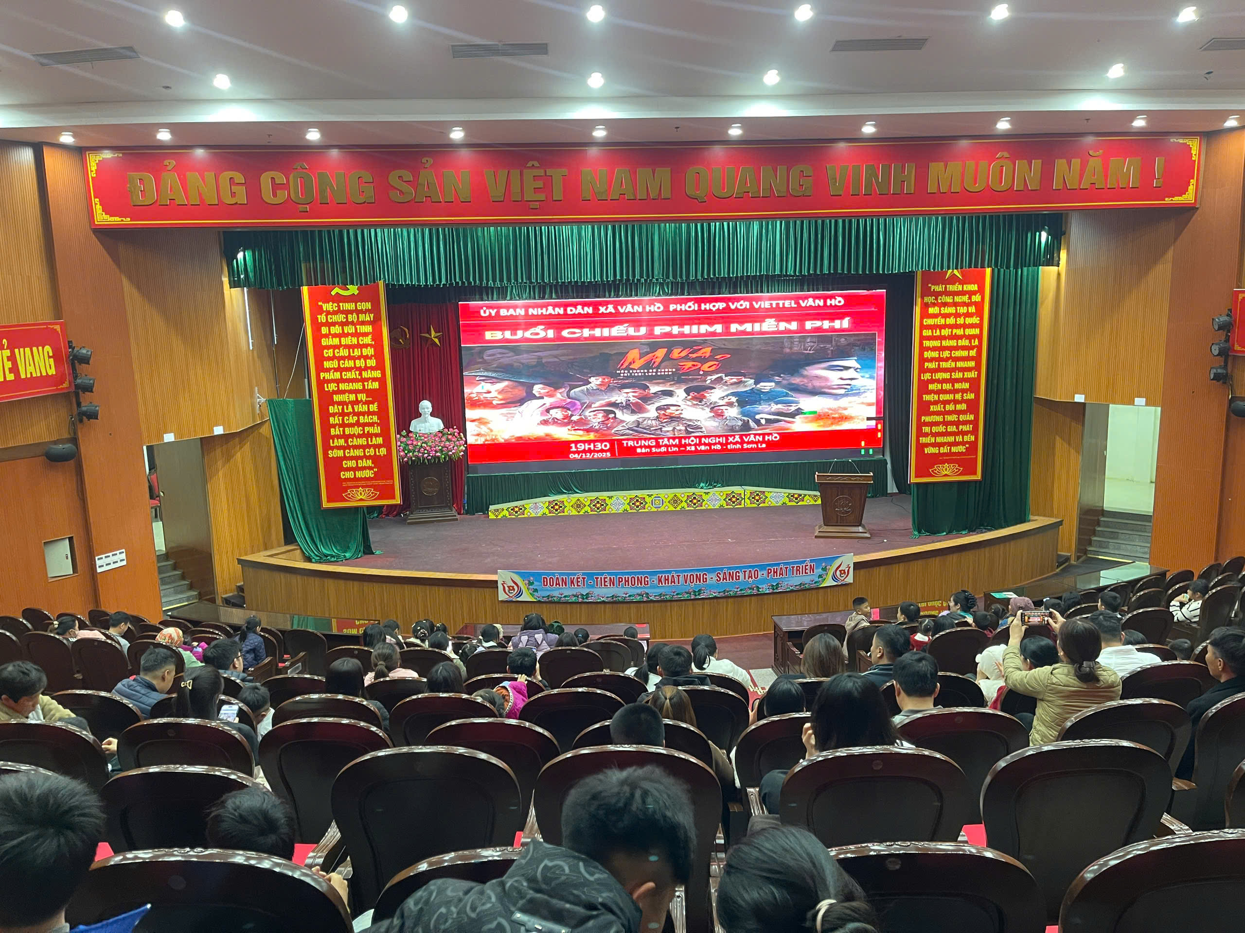 UBND xã Vân Hồ phối hợp với Viettel Vân Hồ tổ chức buổi chiếu phim miễn phí “Mưa đỏ” phục vụ cán bộ và nhân dân