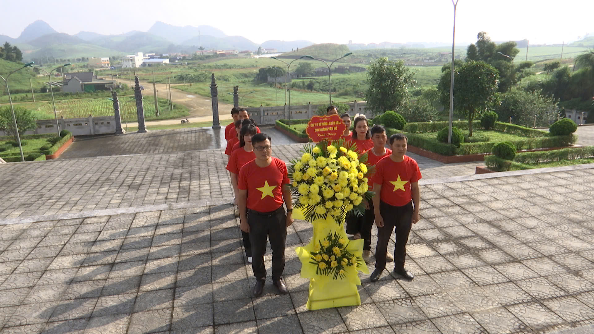 Công ty Cổ phần môi trường và dịch vụ đô thị Sơn La, Chi nhánh Vân Hồ dọn dẹp, chỉnh trang và viếng nghĩa trang liệt sỹ xã Vân Hồ