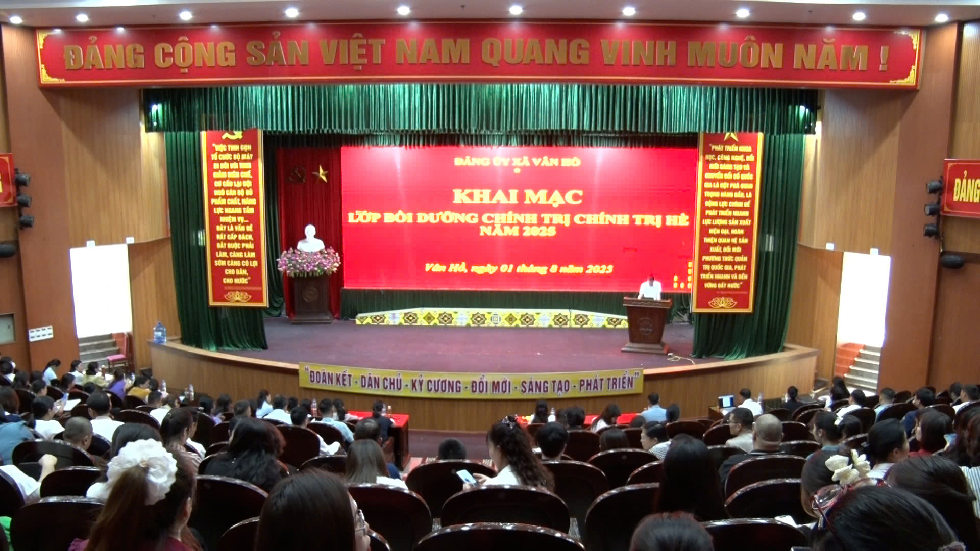 Vân Hồ tổ chức bồi dưỡng lý luận chính trị hè cho đội ngũ cán bộ quản lý, giáo viên, nhân viên cơ sở giáo dục năm 2025