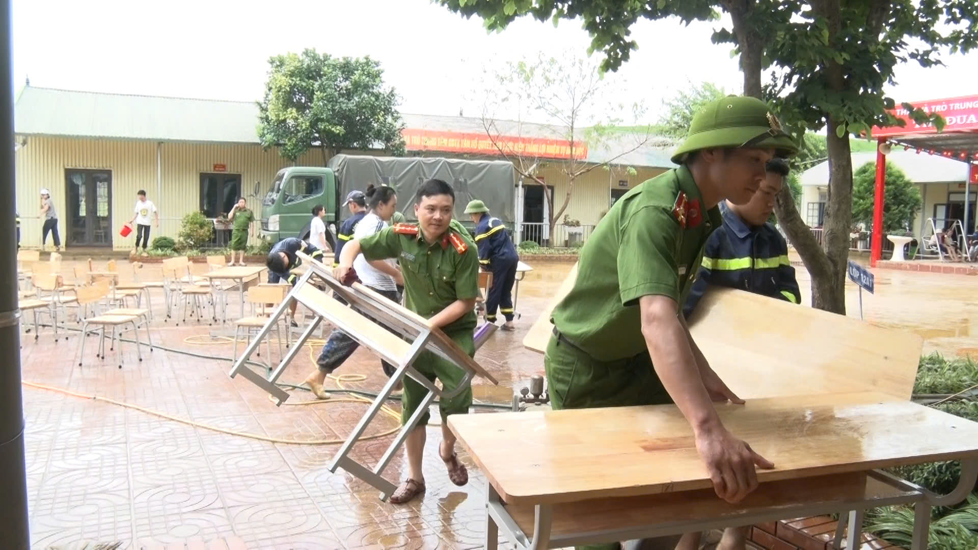 Công an xã Vân Hồ chung tay khắc phục hậu quả sau cơn bão số 10 tại các cơ sở giáo dục trên địa bàn