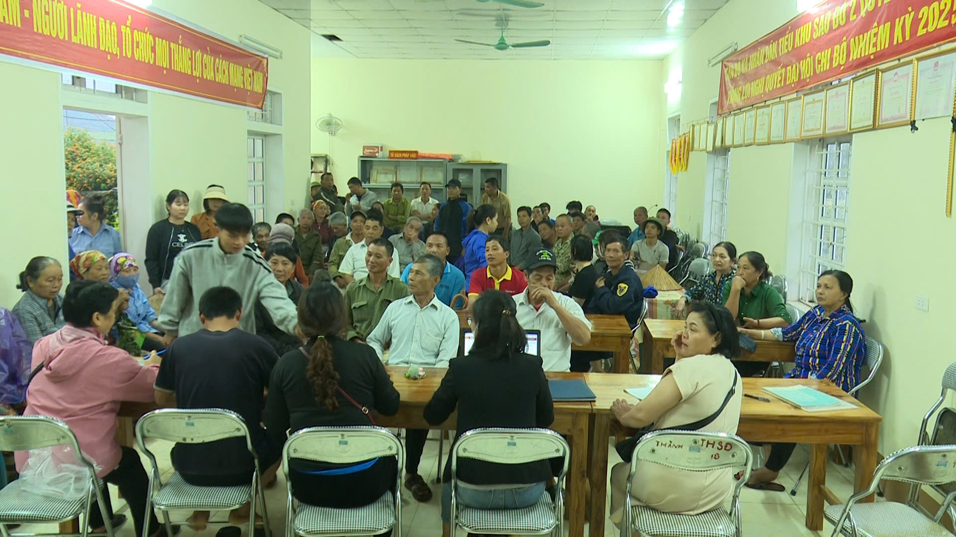 Người dân xã Vâ Hồ phấn khởi nhận quà Tết Độc lập