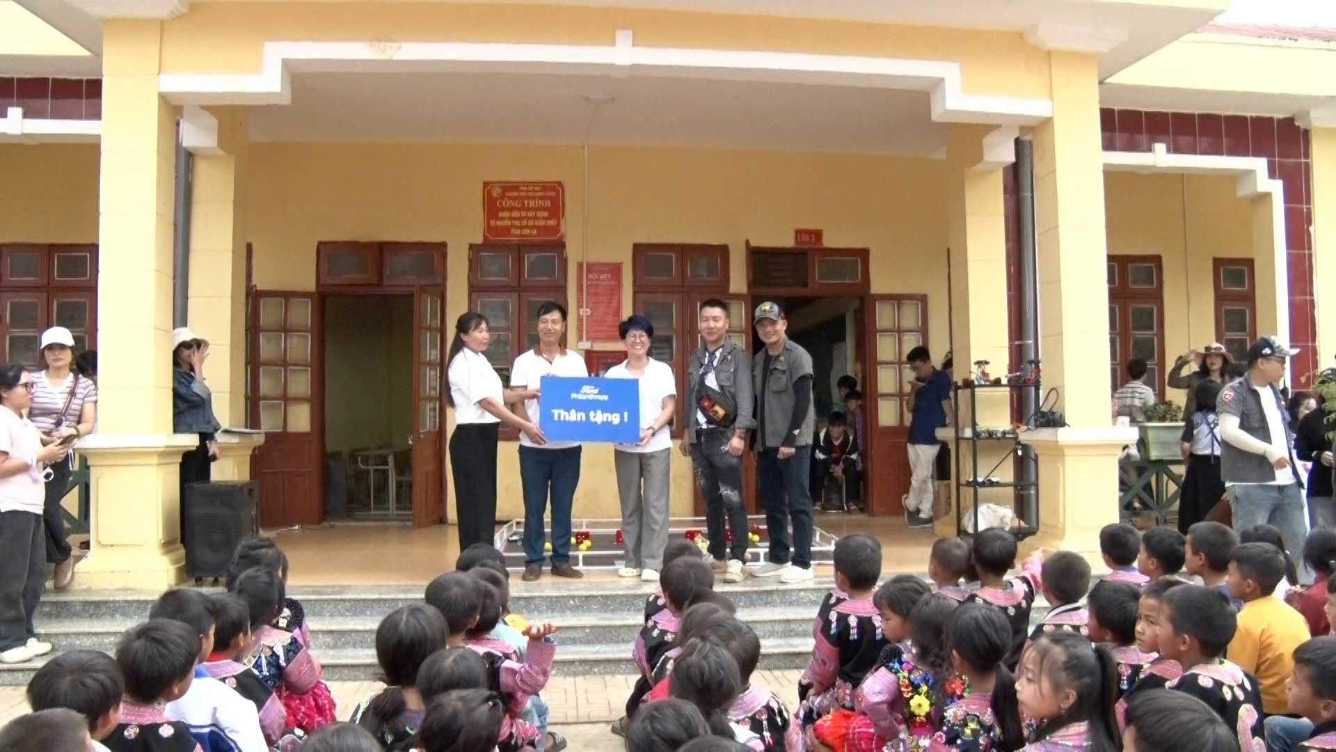 Đoàn công tác Ford Việt Nam, Câu lạc bộ xe bán tải địa hình Việt nam tặng quà trung thu tại trường TH&amp;THCS Pa Cốp và bản Lũng xã