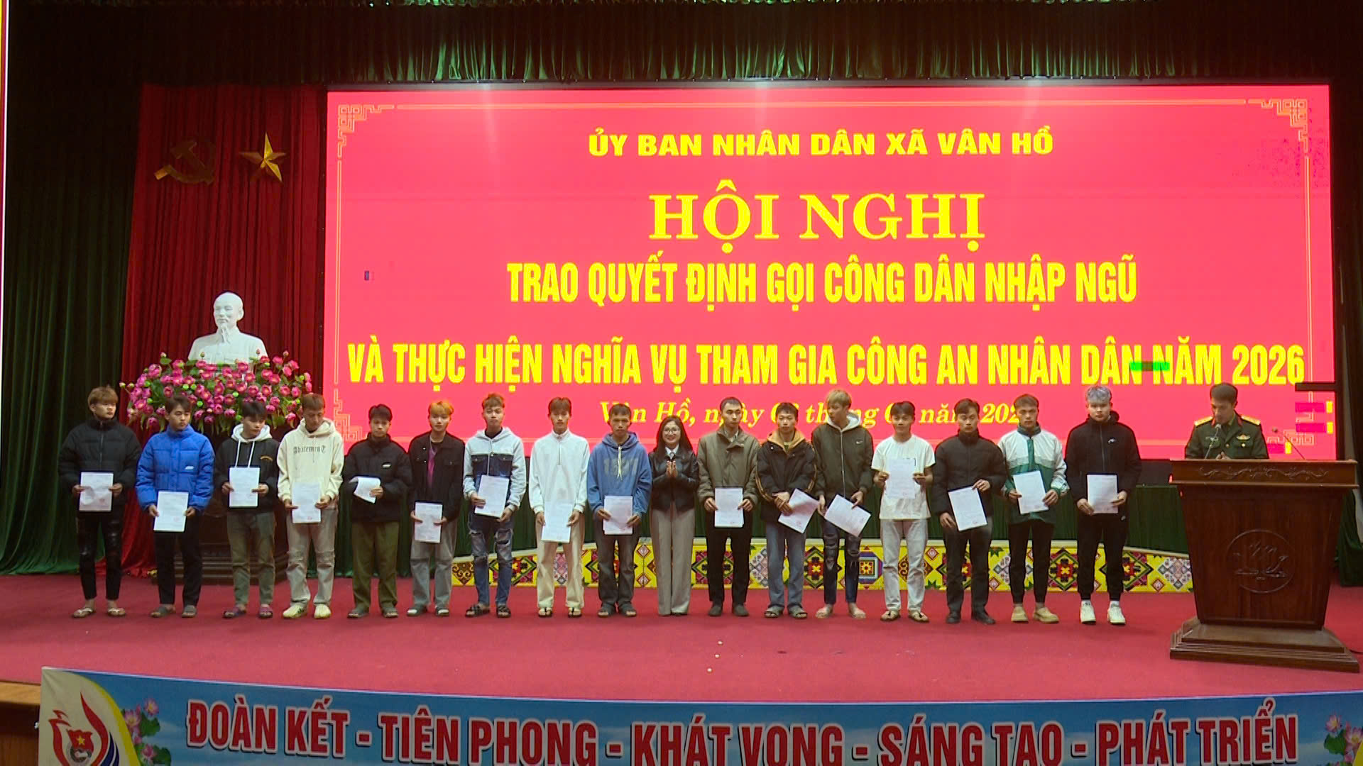 Vân Hồ trao Quyết định gọi công dân thực hiện nghĩa vụ quân sự và Công an nhân dân năm 2026