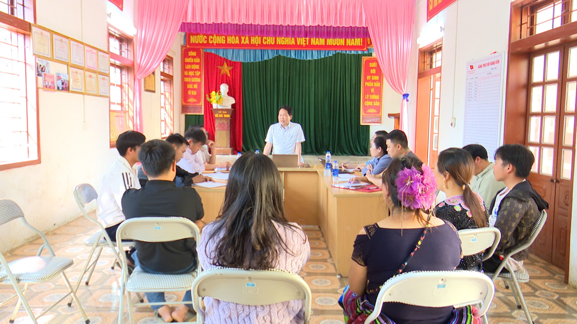 UBMTTQ Việt Nam xã làm việc với cấp ủy chi bộ bản Lũng Xá, Tà Dê