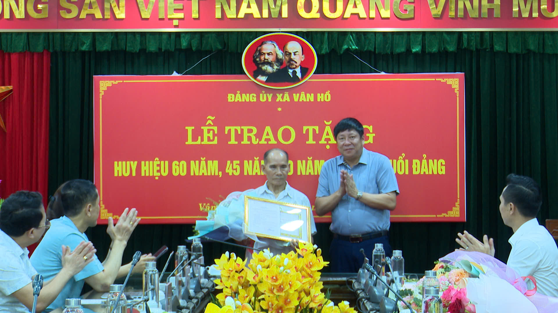 Đảng uỷ xã Vân Hồ trao Huy hiệu Đảng đợt 19/5