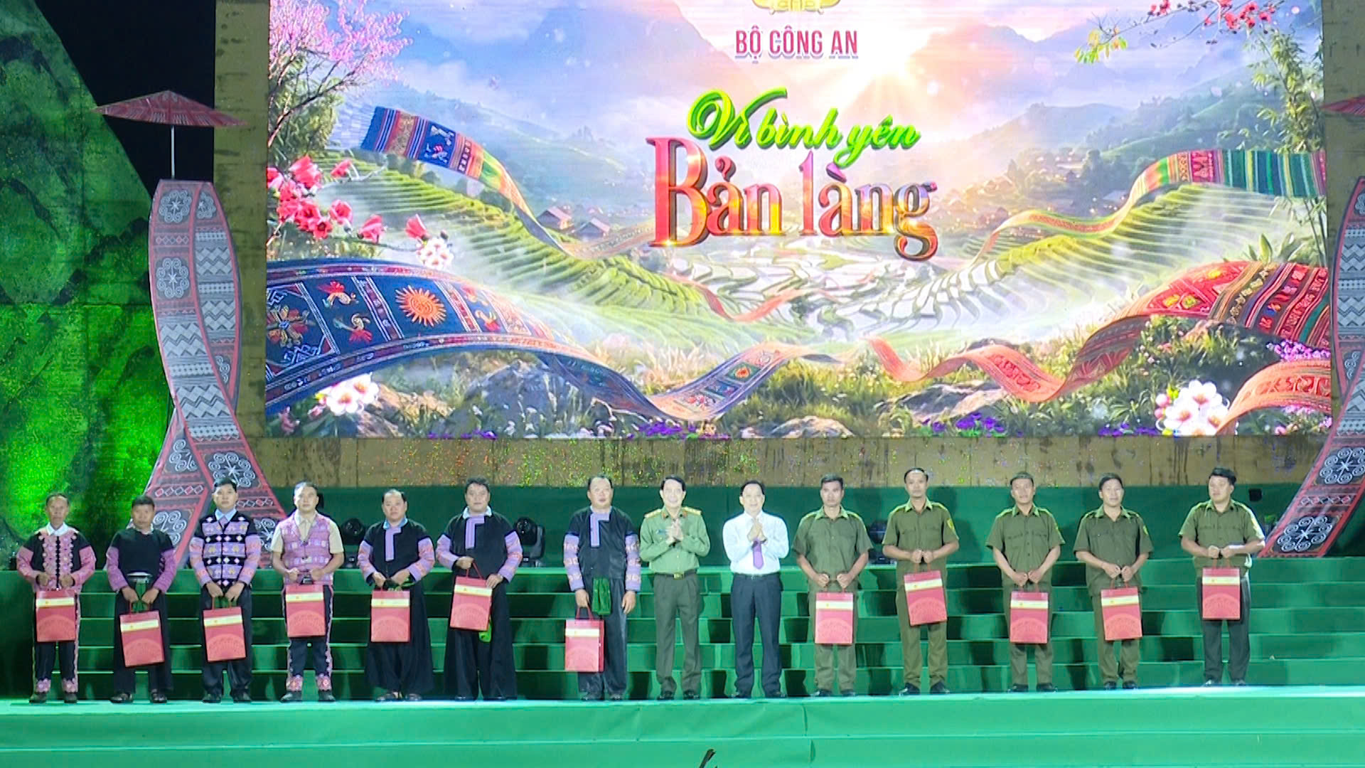 Rực sáng đêm hội “ Vì bình yên bản làng”