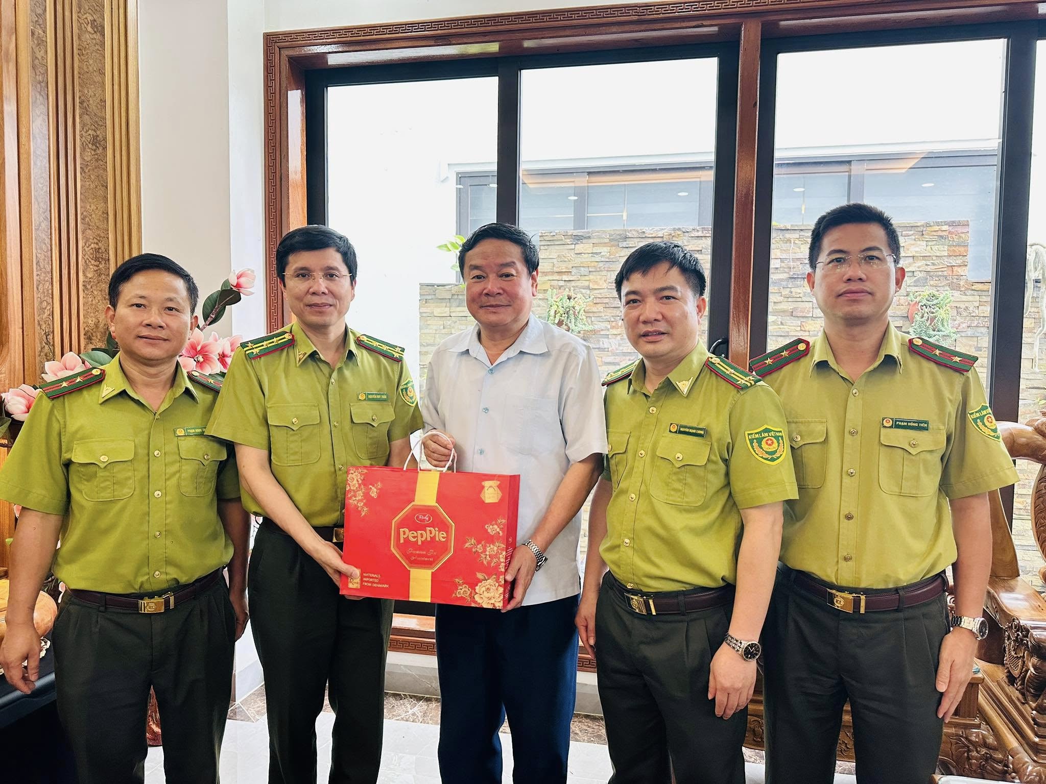 Chi cục Kiểm lâm tỉnh Sơn La tổ chức thăm hỏi, tặng quà các gia đình thương binh, liệt sĩ nhân dịp 27/7