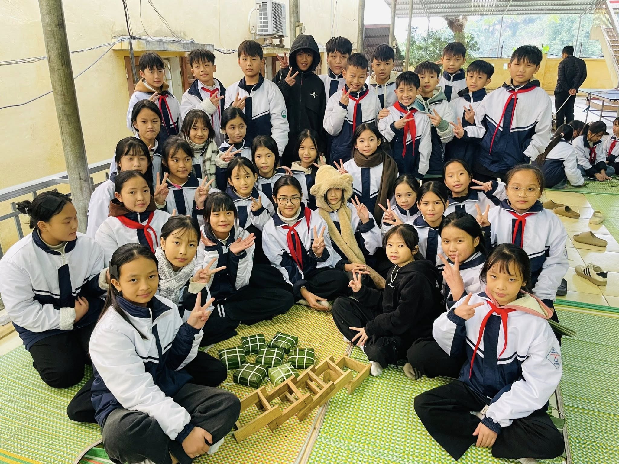 Trường PTDTNT THCS Yên Bình tổ chức hoạt động trải nghiệm gói bánh chưng truyền thống