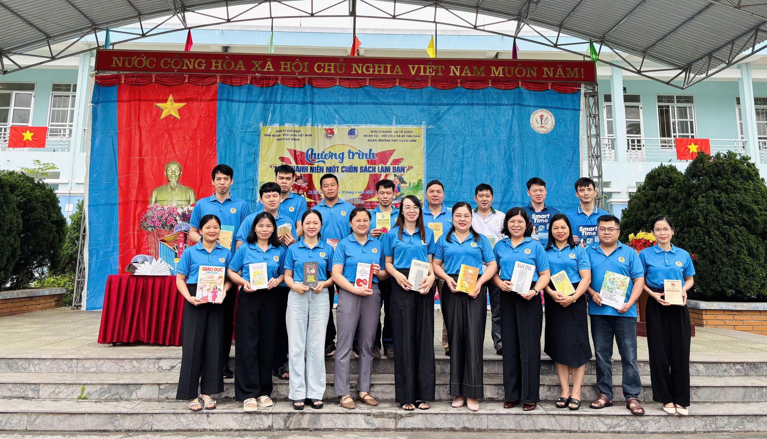 Cán bộ, giáo viên Trường THPT Cách Linh tặng sách cho thư viện - hưởng ứng Ngày Sách và Văn hóa đọc Việt Nam