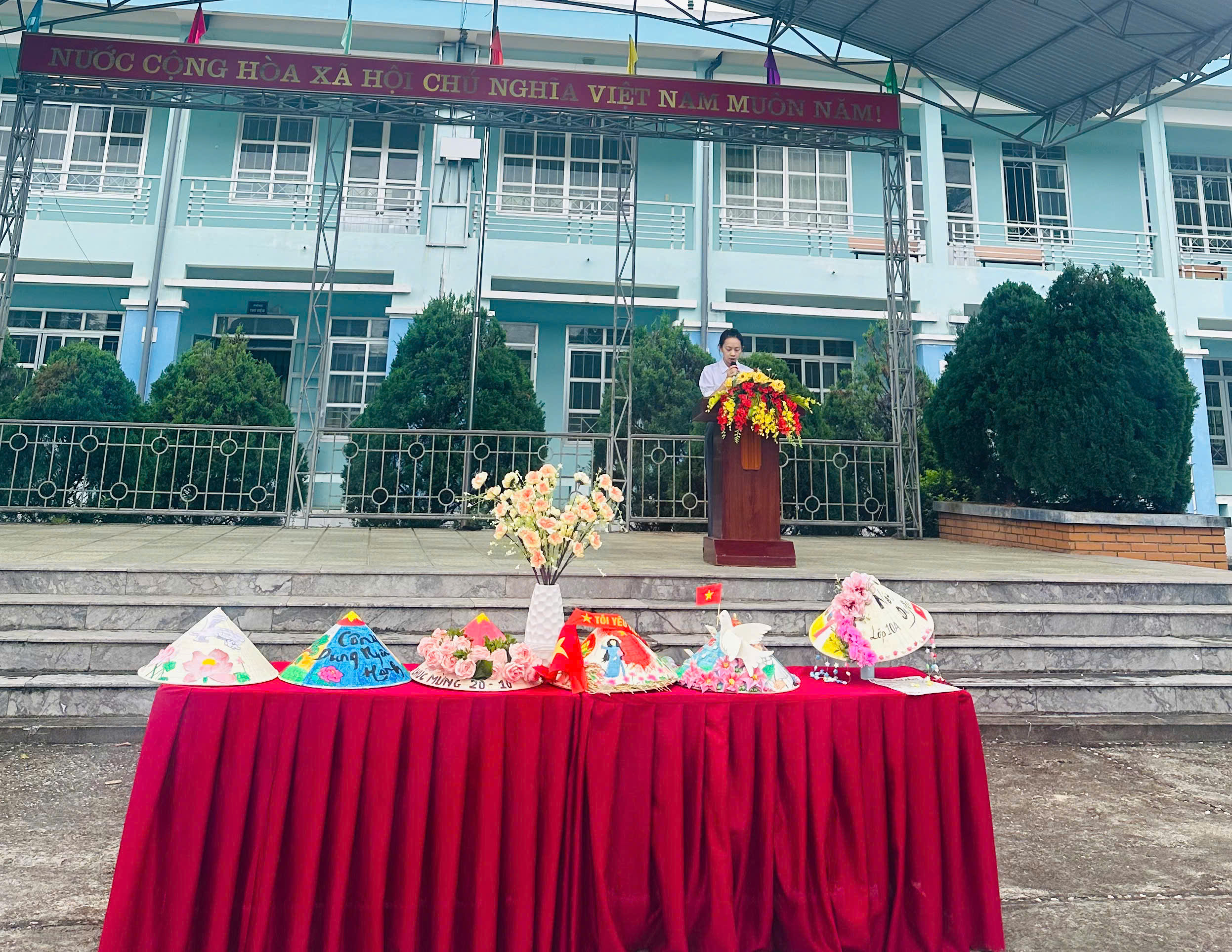 Hội thi Trang trí nón lá chào mừng ngày 20/10 Ngày phụ nữ Việt nam