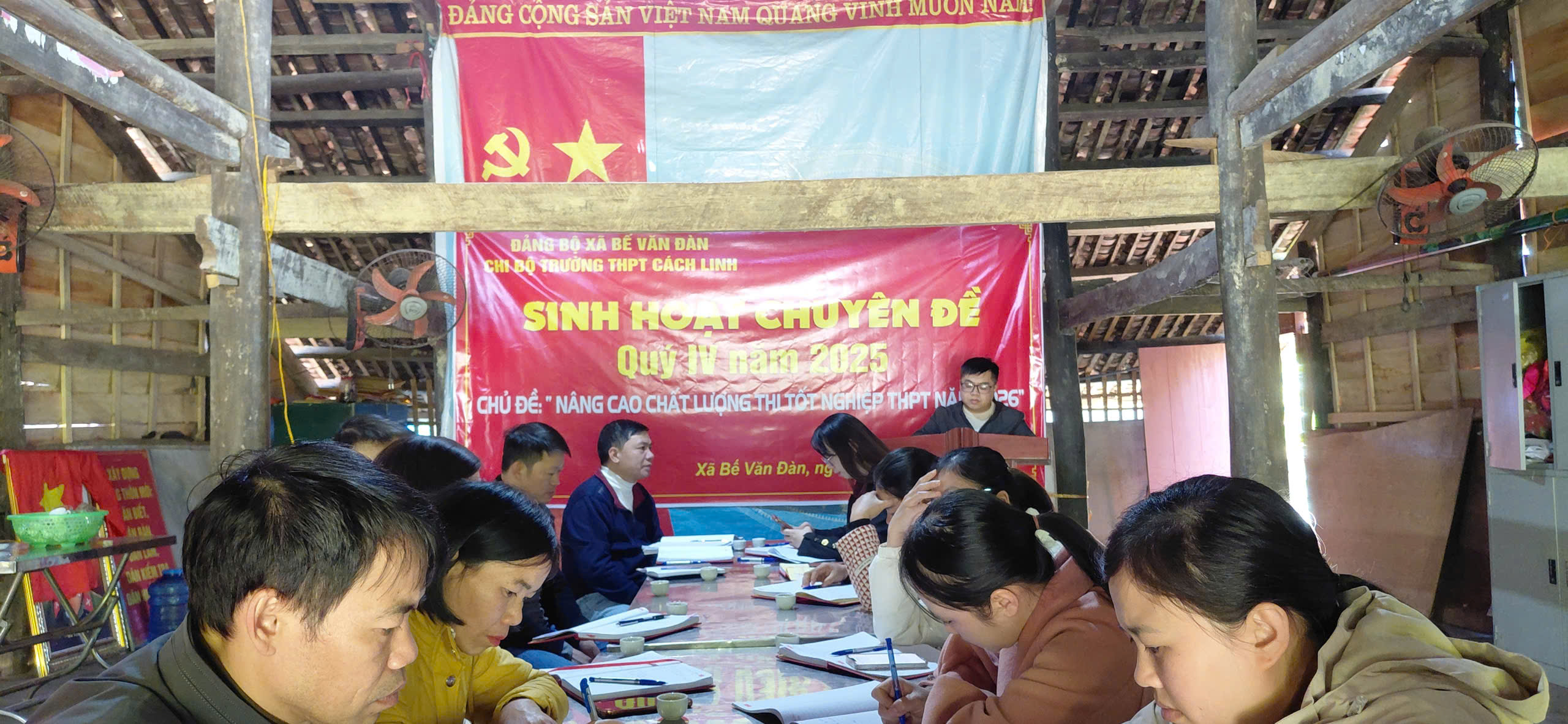 Chi bộ trường THPT Cách Linh sính hoạt chuyên đề năm 2025 tại khu tưởng niệm anh hùng liệt sỹ Bế Văn Đàn