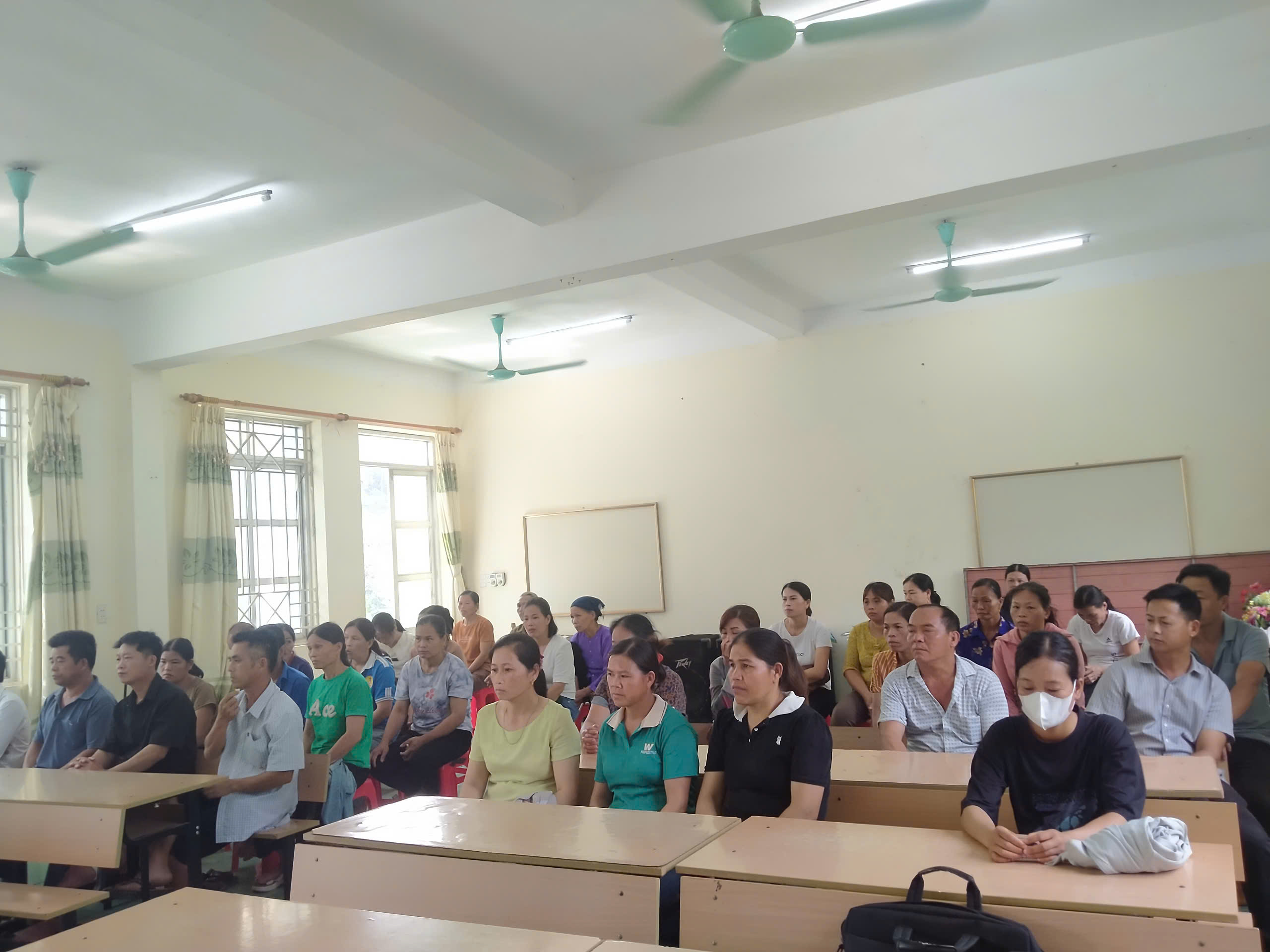HỘI NGHỊ PHỤ HUYNH LỚP 12 LẦN 2 BÀN VỀ ÔN THI TỐT NGHIỆP THPT NĂM 2025.