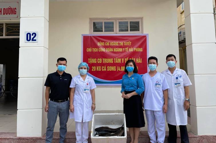 Công đoàn ngành y tế Hải Phòng chung tay hỗ trợ tiêu thụ sản phẩm thủy sản cho các hộ dân tại Cát Bà