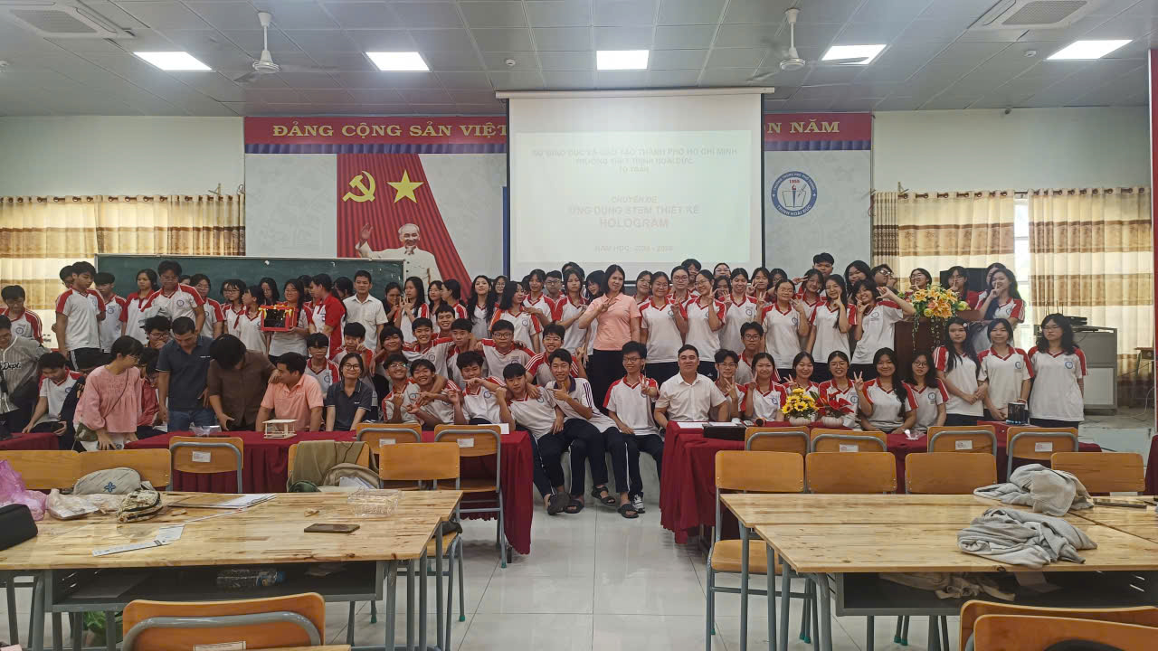 Sinh hoạt chuyên đề với chủ đề “ỨNG DỤNG STEM THIẾT KẾ HOLOGRAM”