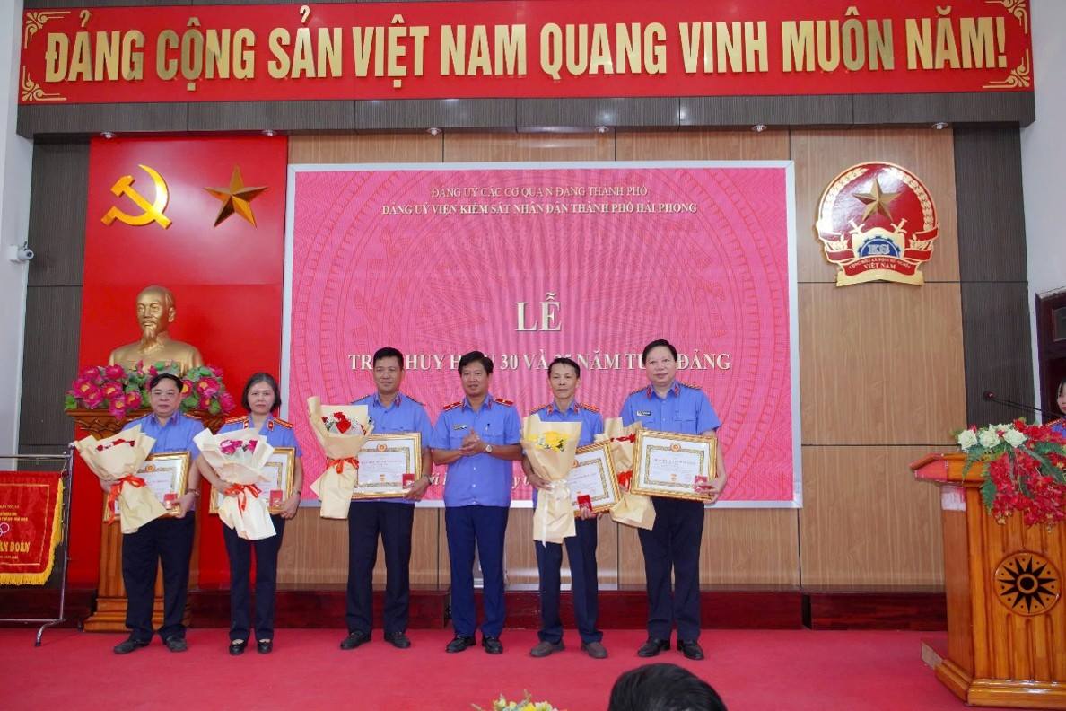 Đảng uỷ VKSND TP Hải Phòng tổ chức Lễ trao Huy hiệu 30 và 35 năm tuổi đảng cho đảng viên