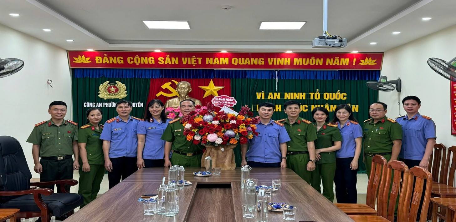 Các VKSND khu vực thăm, tặng hoa chúc mừng Ngày truyền thống Công an nhân dân