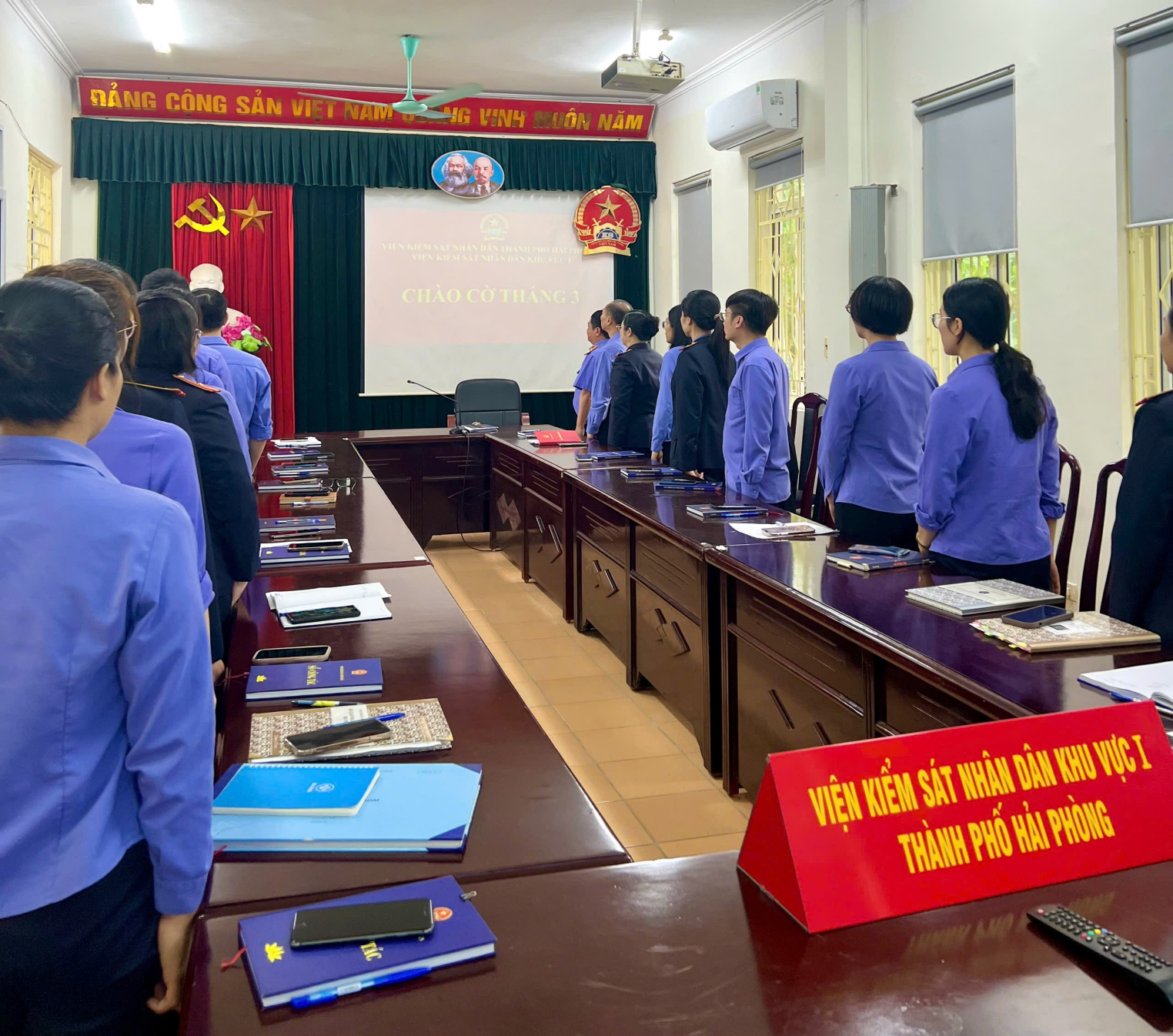 Trang nghiêm nghi thức chào cờ Tổ quốc, hát Quốc ca tại Viện kiểm sát nhân dân khu vực 1 - Hải Phòng