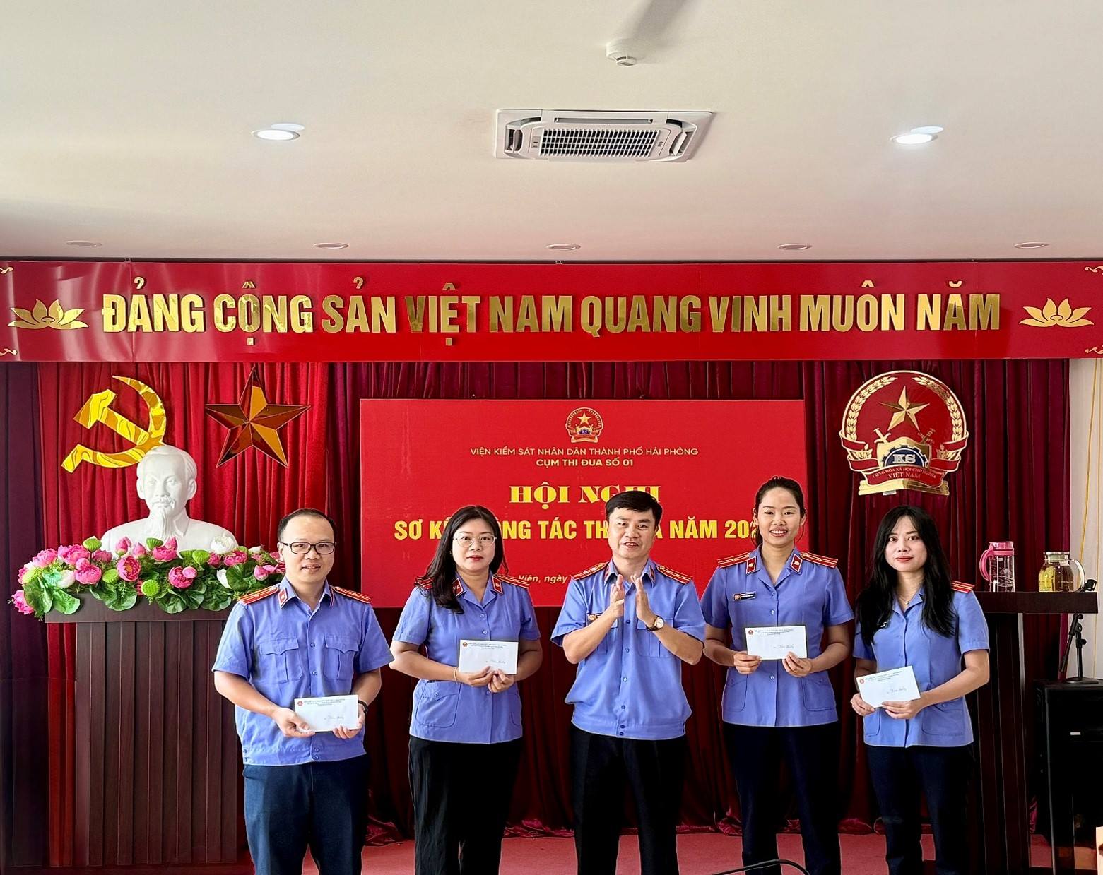Viện kiểm sát nhân dân khu vực 3 khen thưởng Kiểm sát viên có thành tích tốt trong công tác